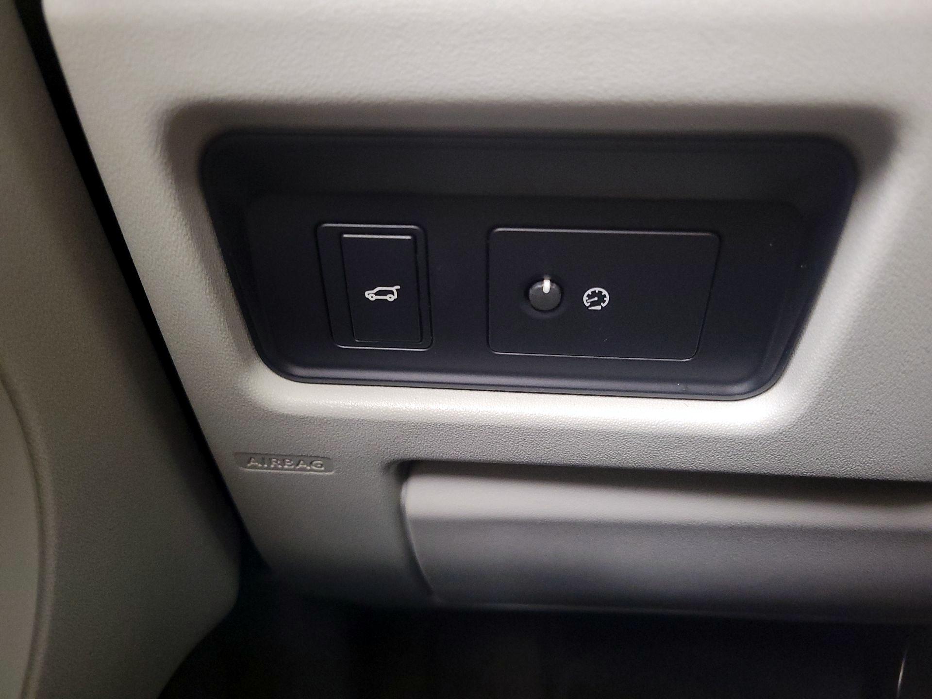 Thumbnail: 2019 Land Rover Discovery Sport - 13