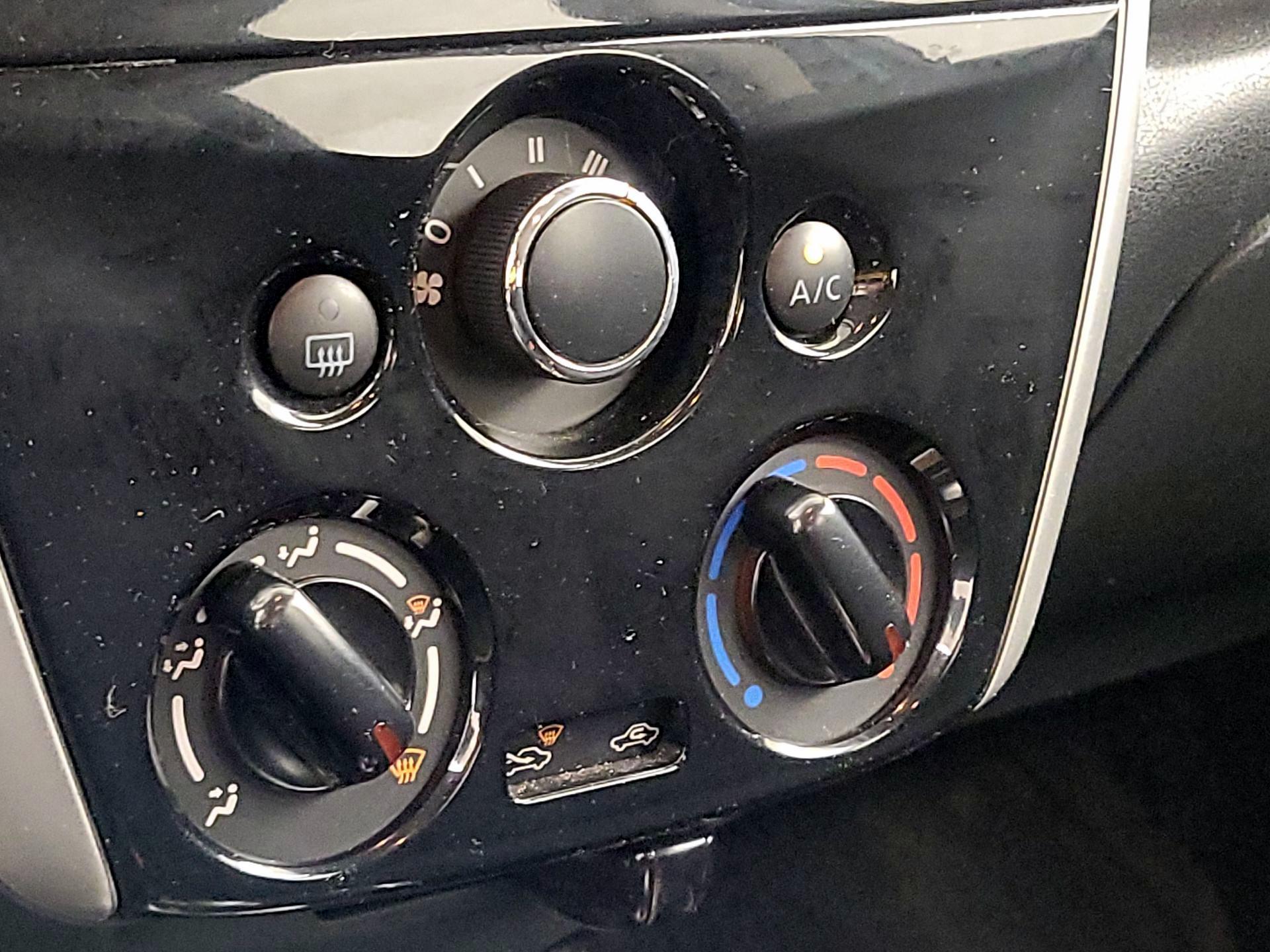 Thumbnail: 2015 Nissan Versa Note - 16