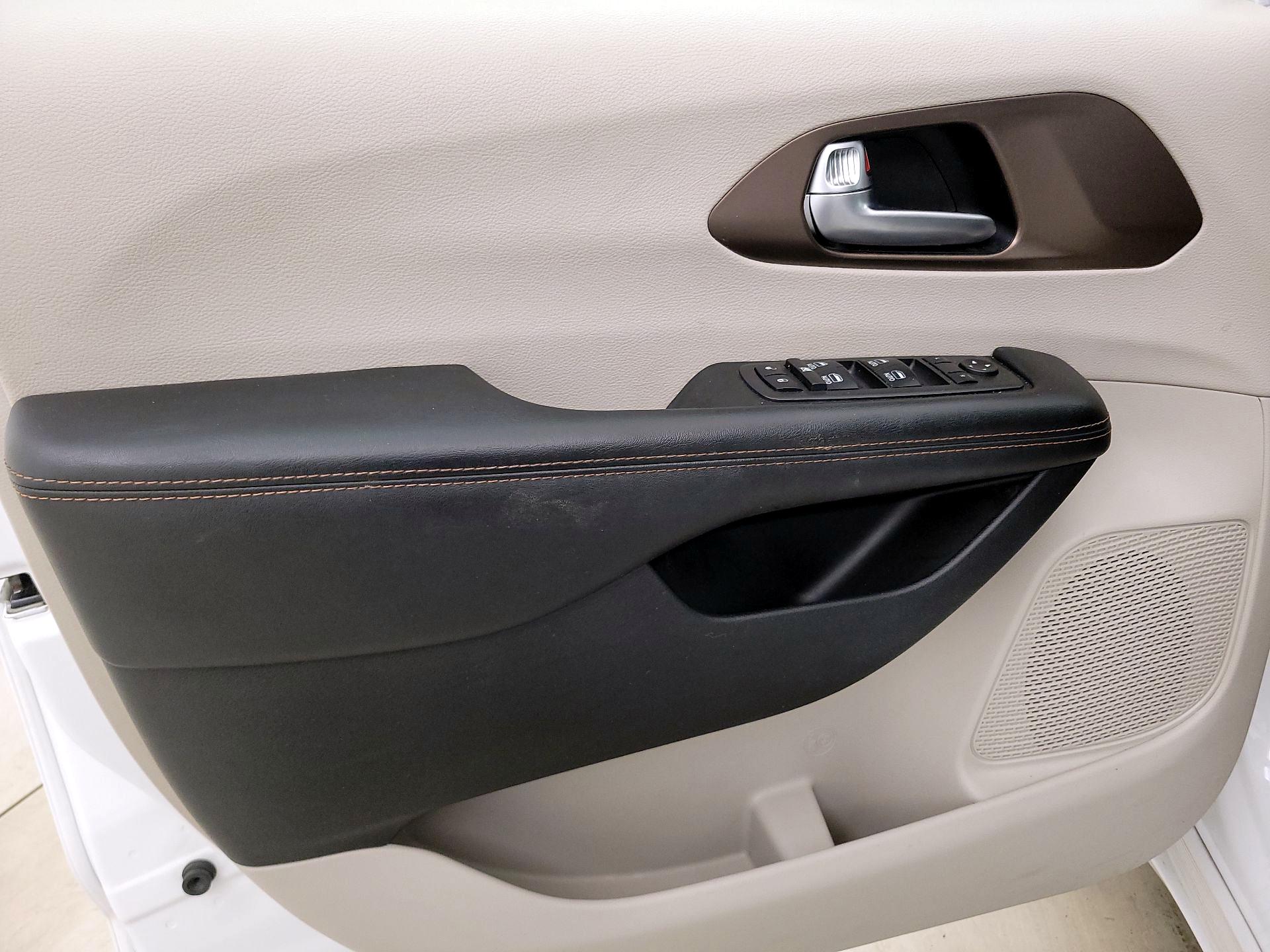 Thumbnail: 2018 Chrysler Pacifica - 12