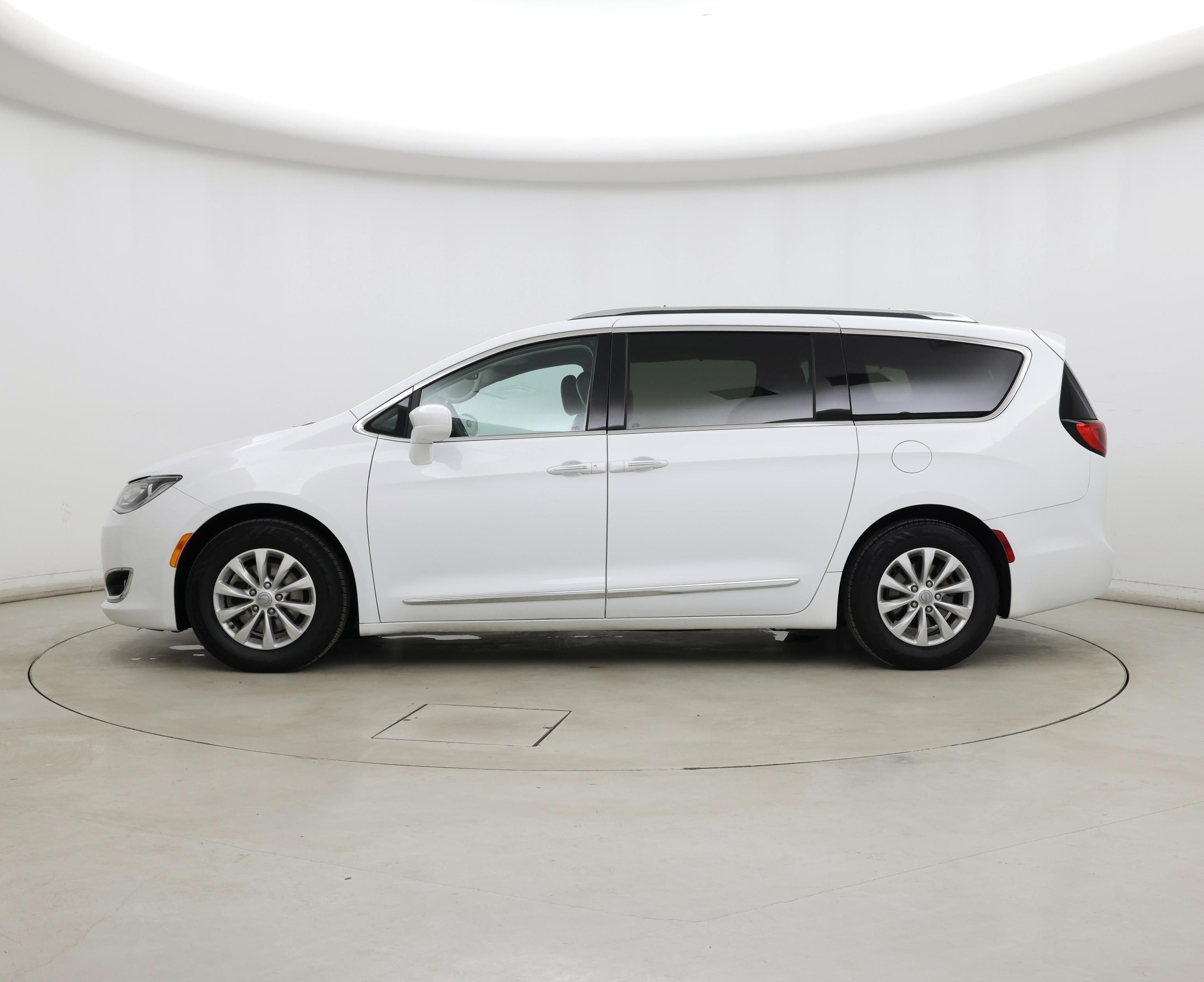 Thumbnail: 2018 Chrysler Pacifica - 3