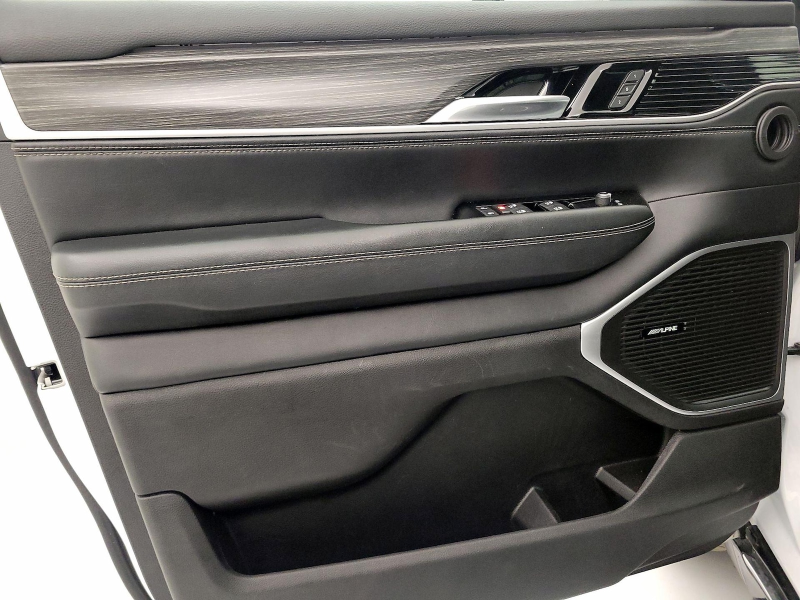 2024 Jeep Wagoneer L Series II - Photo 13