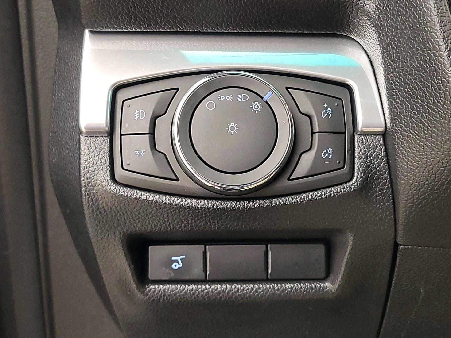 Thumbnail: 2016 Ford Explorer - 13