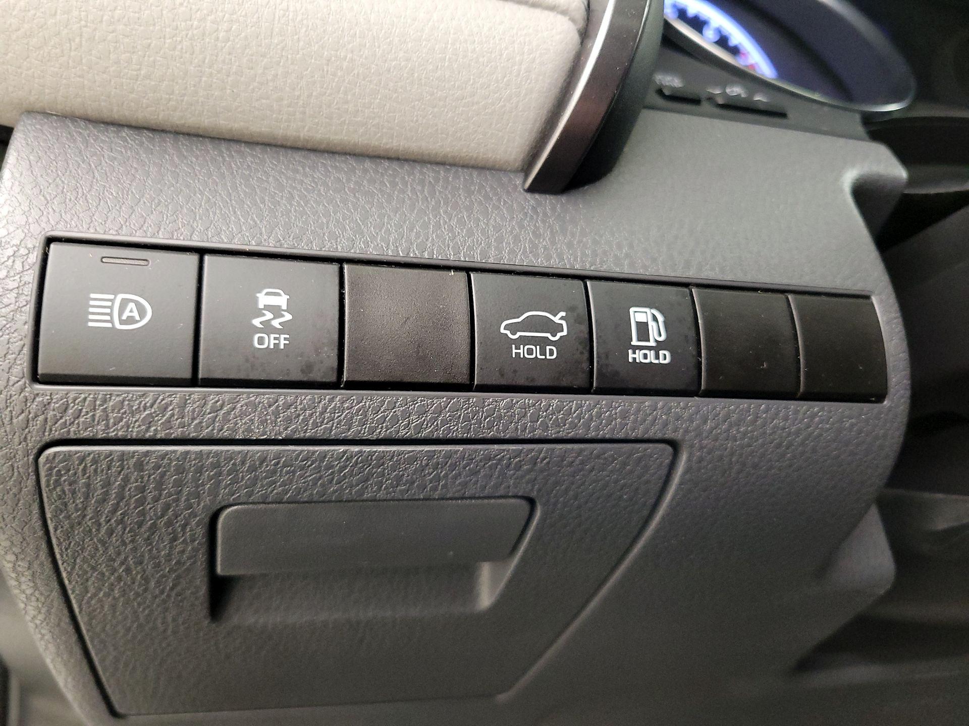 Thumbnail: 2019 Toyota Camry - 13