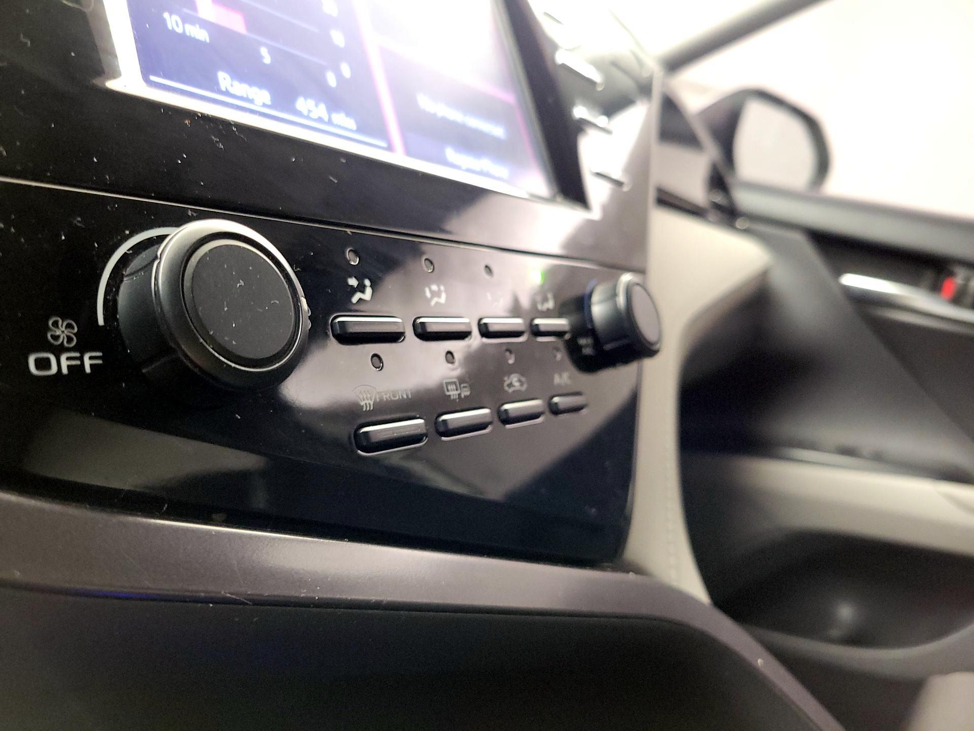 Thumbnail: 2019 Toyota Camry - 16