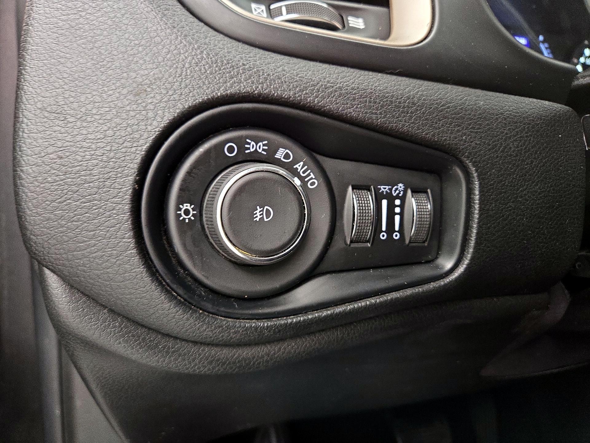 Thumbnail: 2017 Jeep Renegade - 13