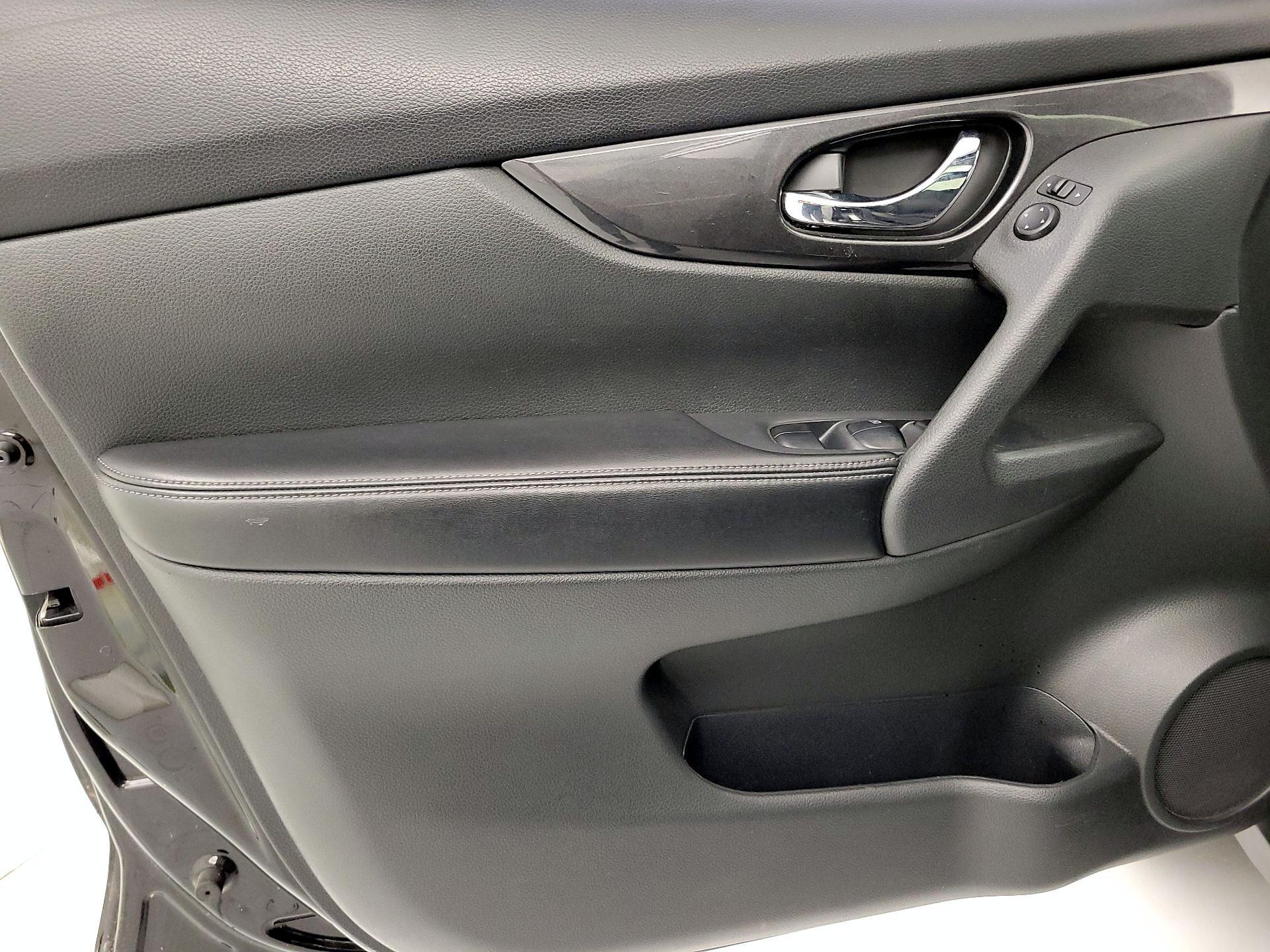 Thumbnail: 2017 Nissan Rogue - 12