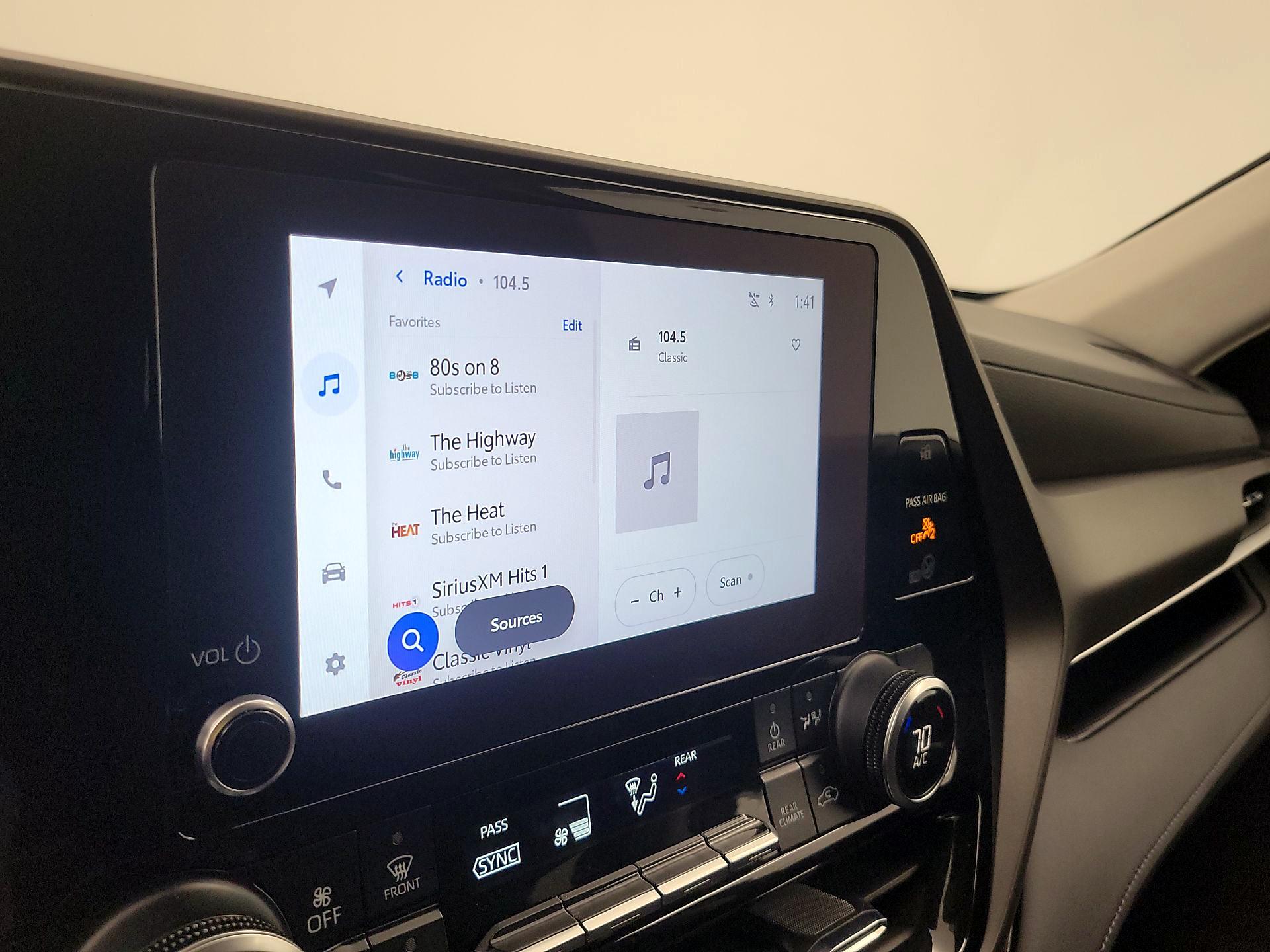 Thumbnail: 2023 Toyota Highlander - 15