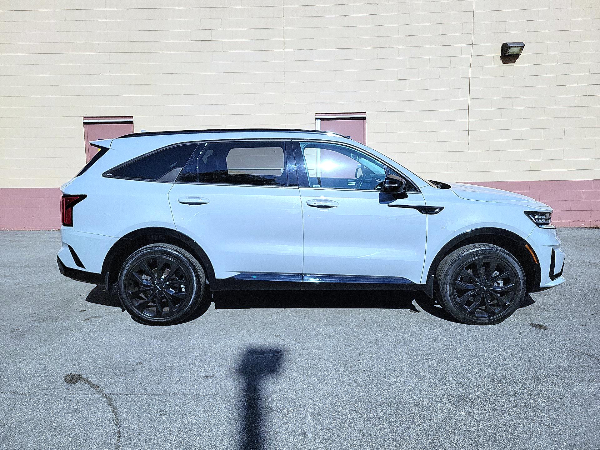 Thumbnail: 2023 Kia Sorento - 4