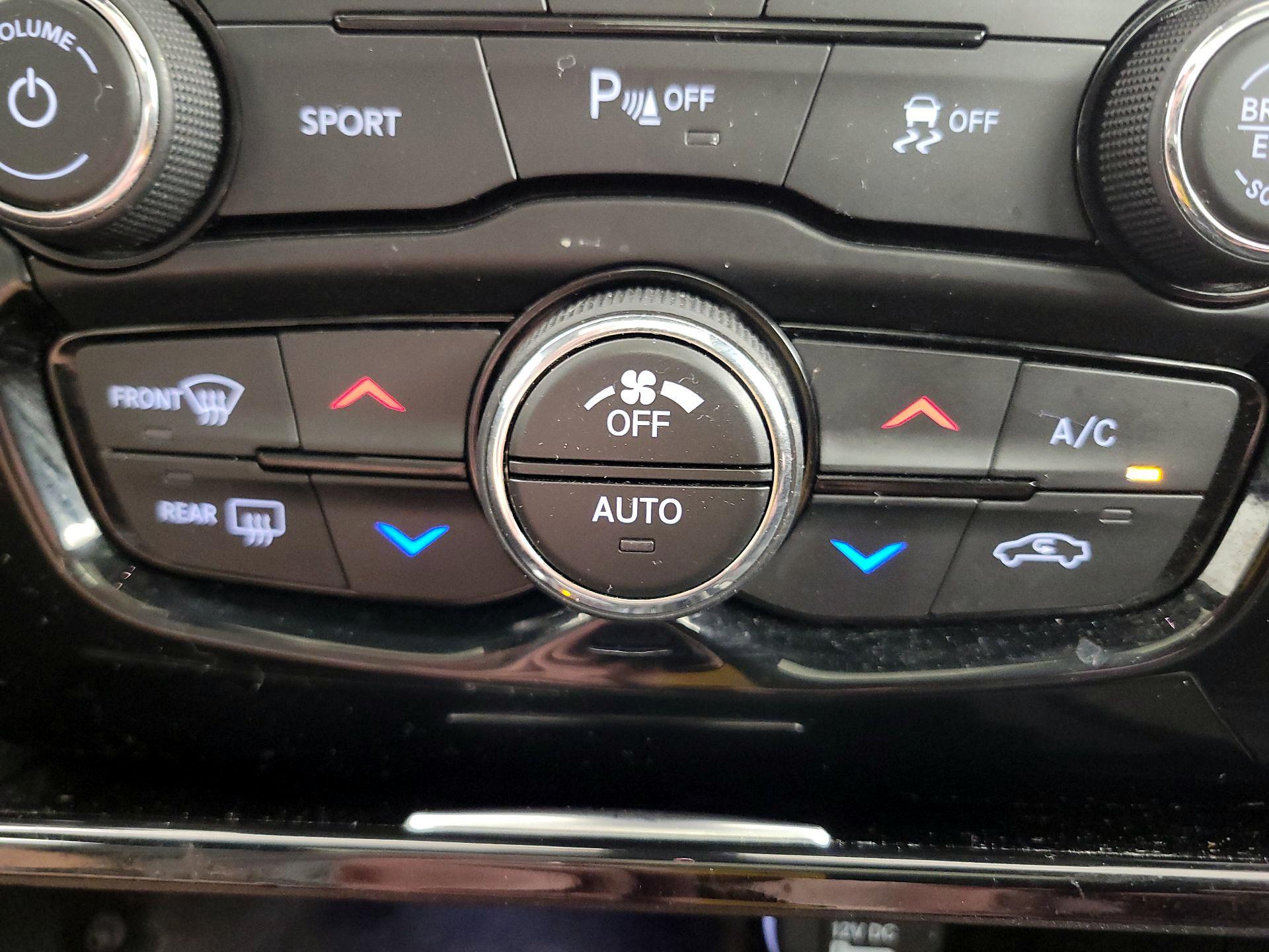 Thumbnail: 2023 Chrysler 300 - 17