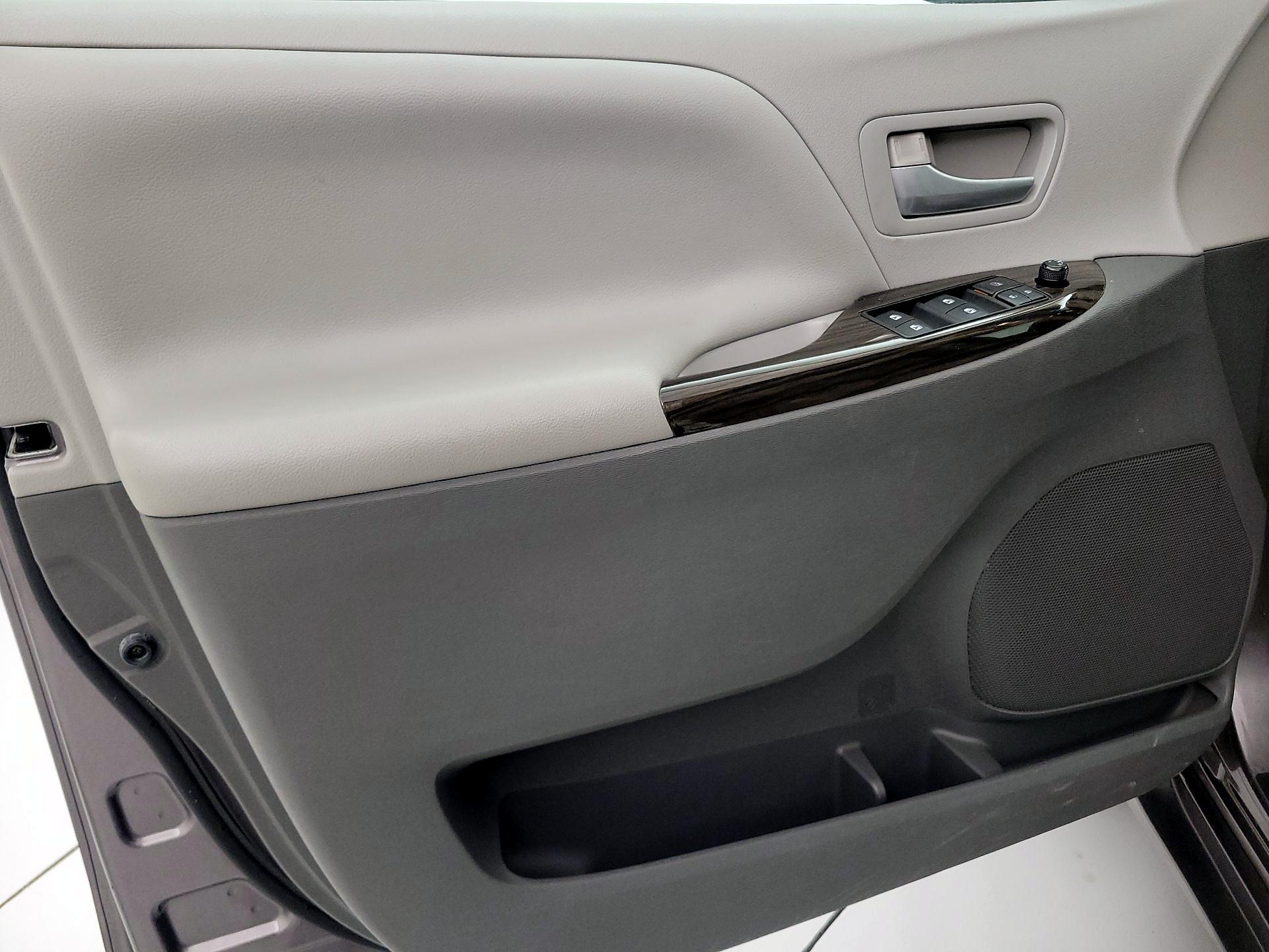 Thumbnail: 2015 Toyota Sienna - 12