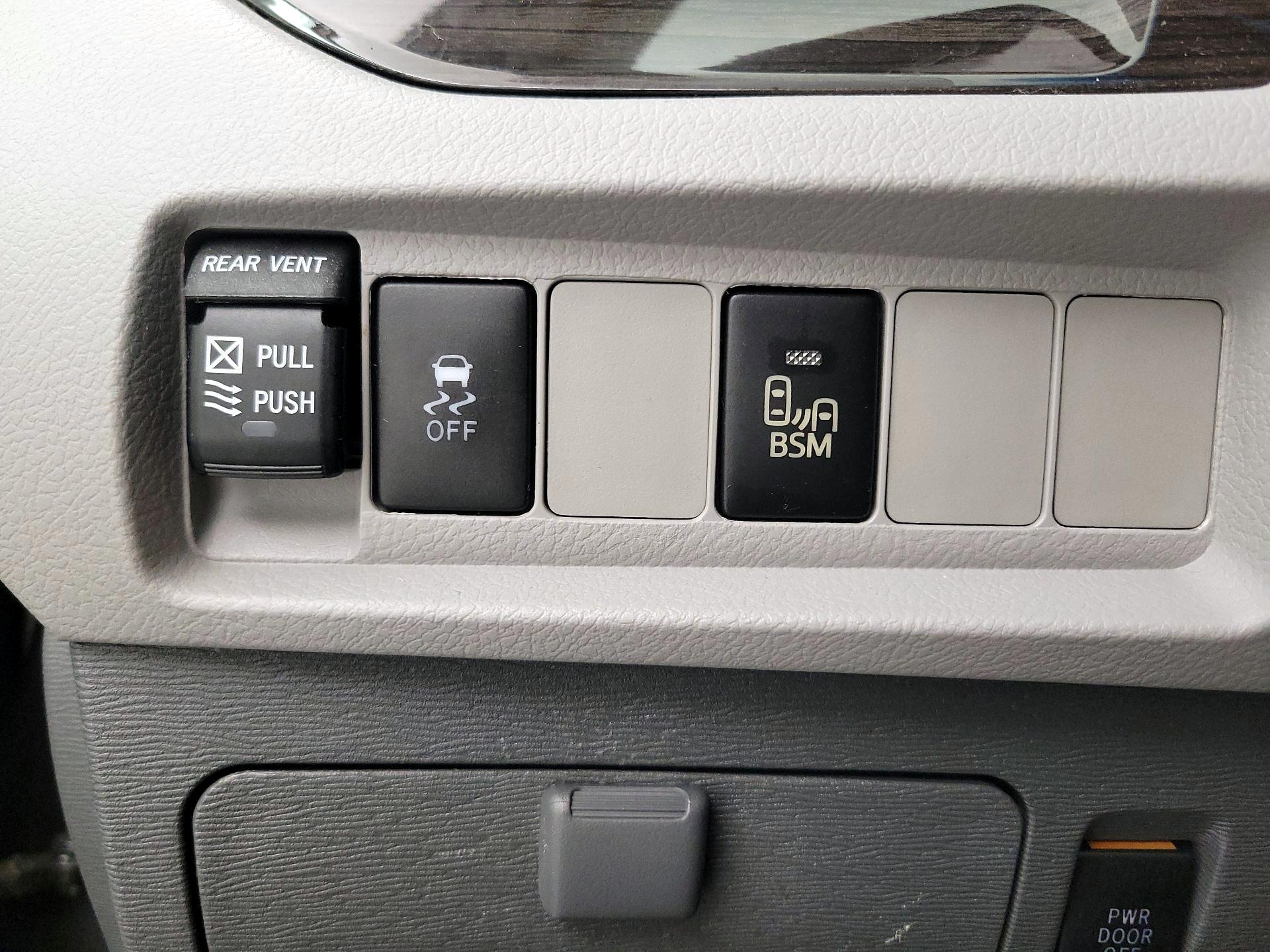 Thumbnail: 2015 Toyota Sienna - 13