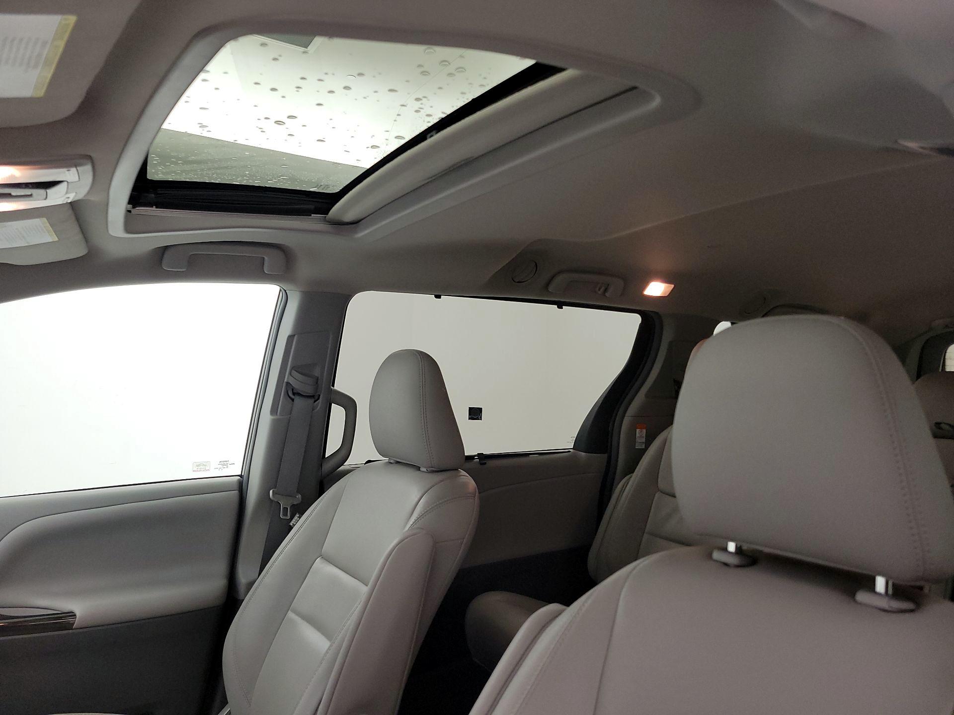 Thumbnail: 2015 Toyota Sienna - 19