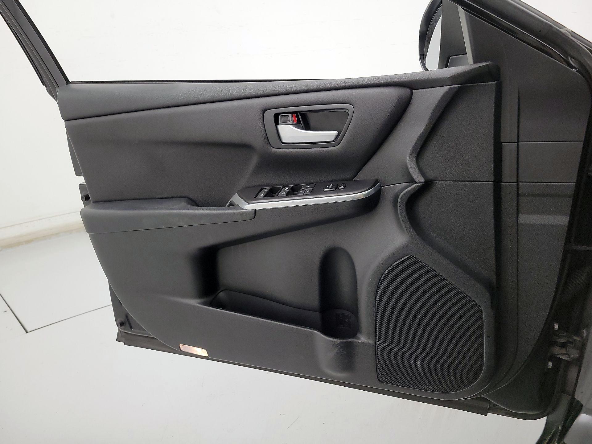 Thumbnail: 2017 Toyota Camry - 12