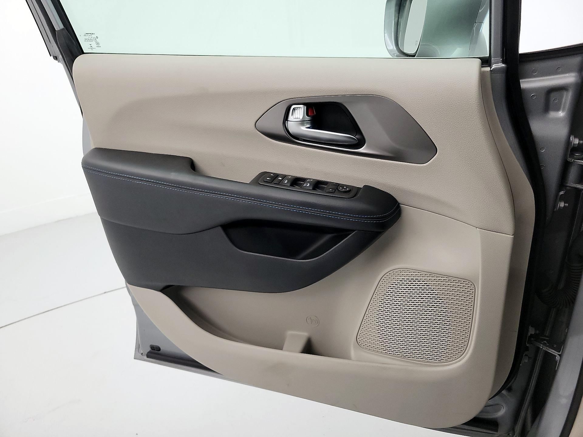 Thumbnail: 2021 Chrysler Pacifica - 12