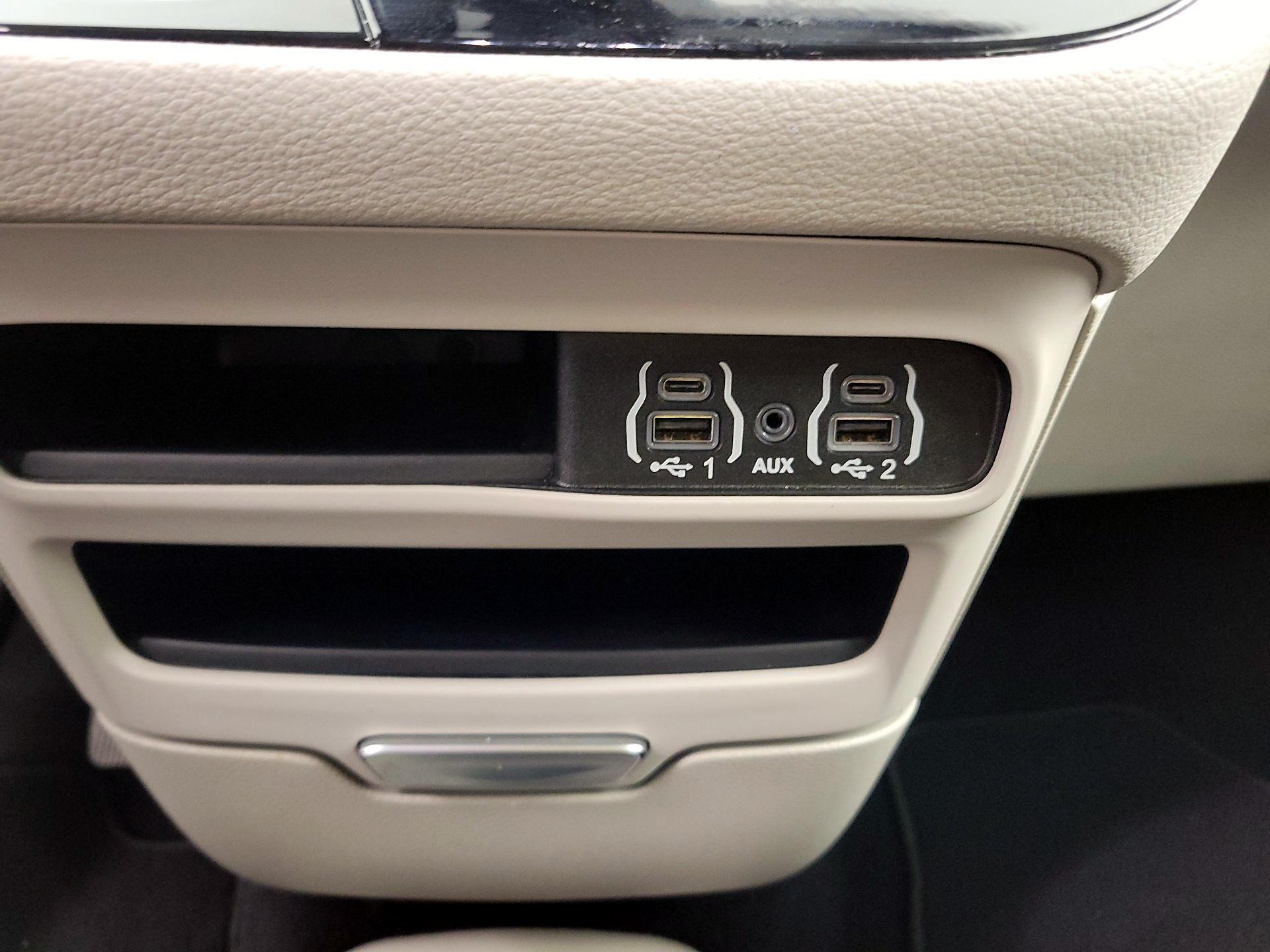 Thumbnail: 2021 Chrysler Pacifica - 18