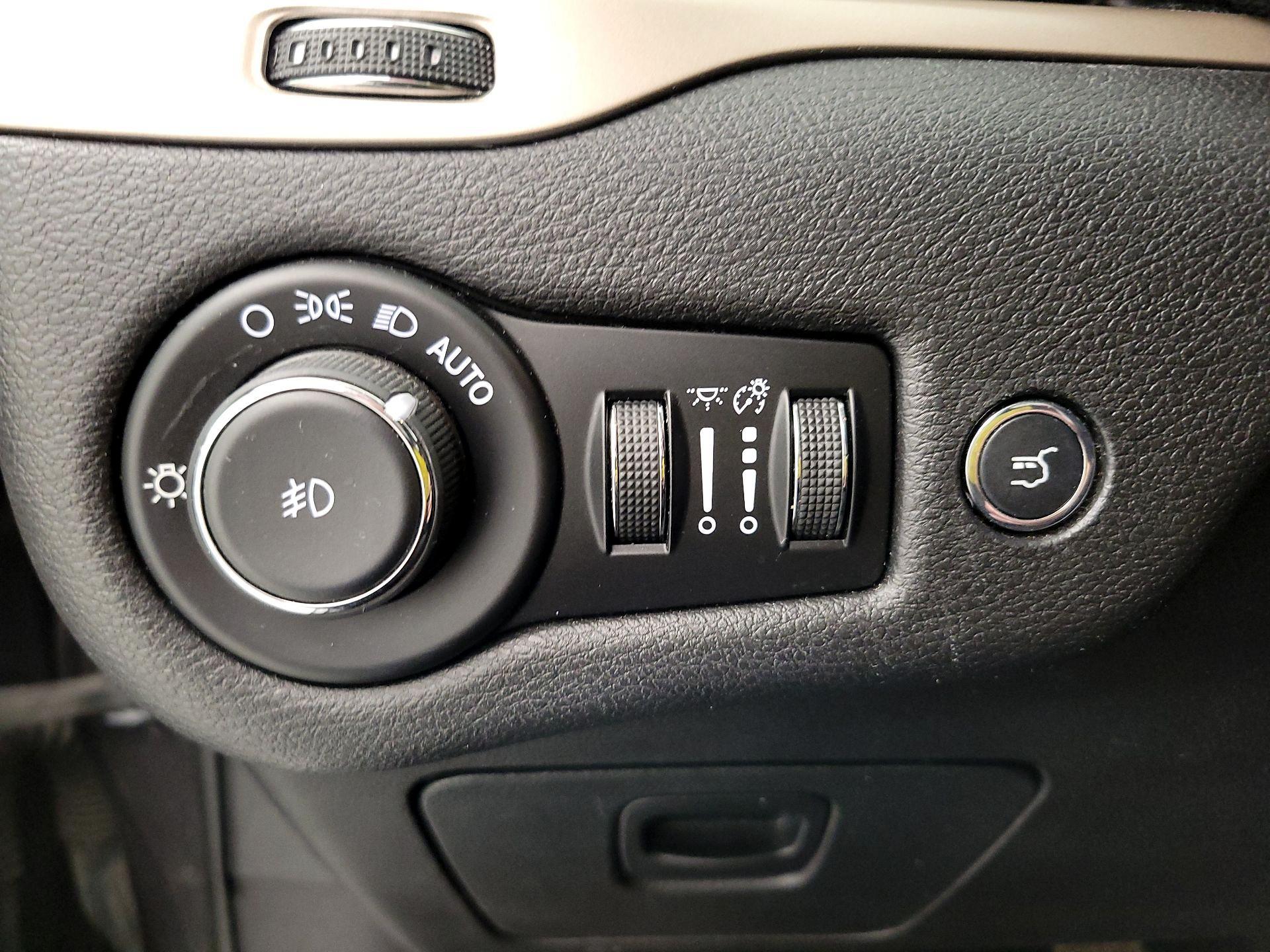 Thumbnail: 2015 Jeep Cherokee - 13