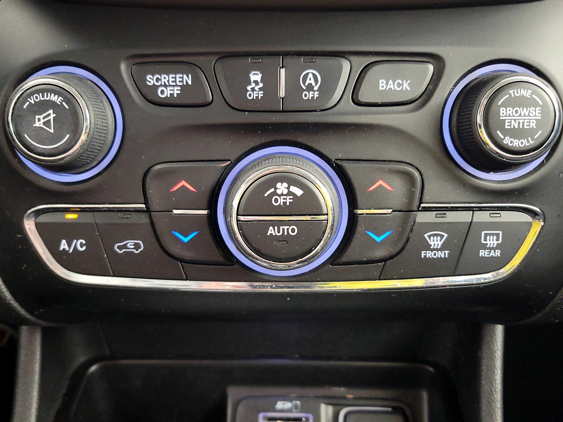 Thumbnail: 2015 Jeep Cherokee - 16