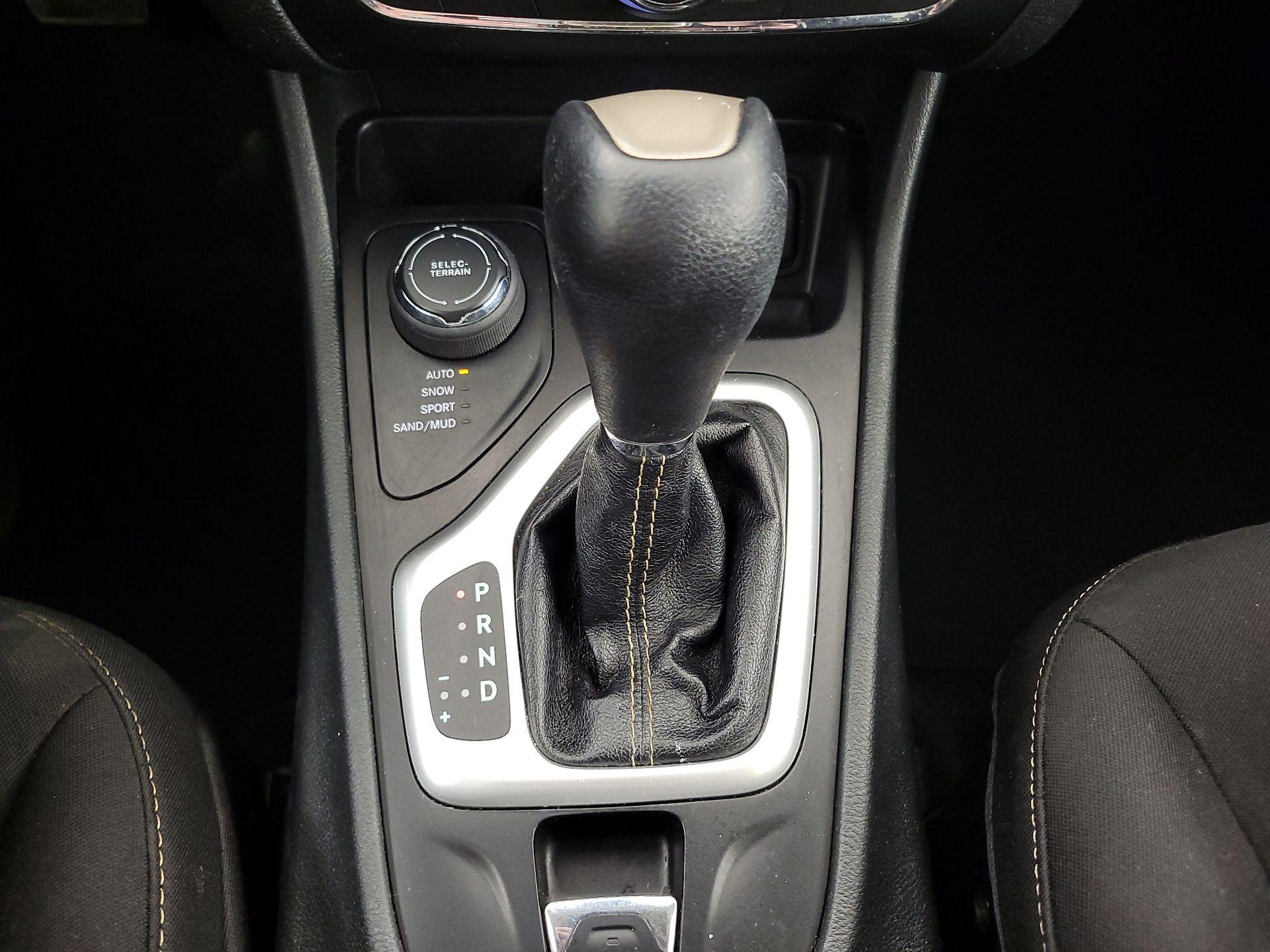 Thumbnail: 2015 Jeep Cherokee - 17