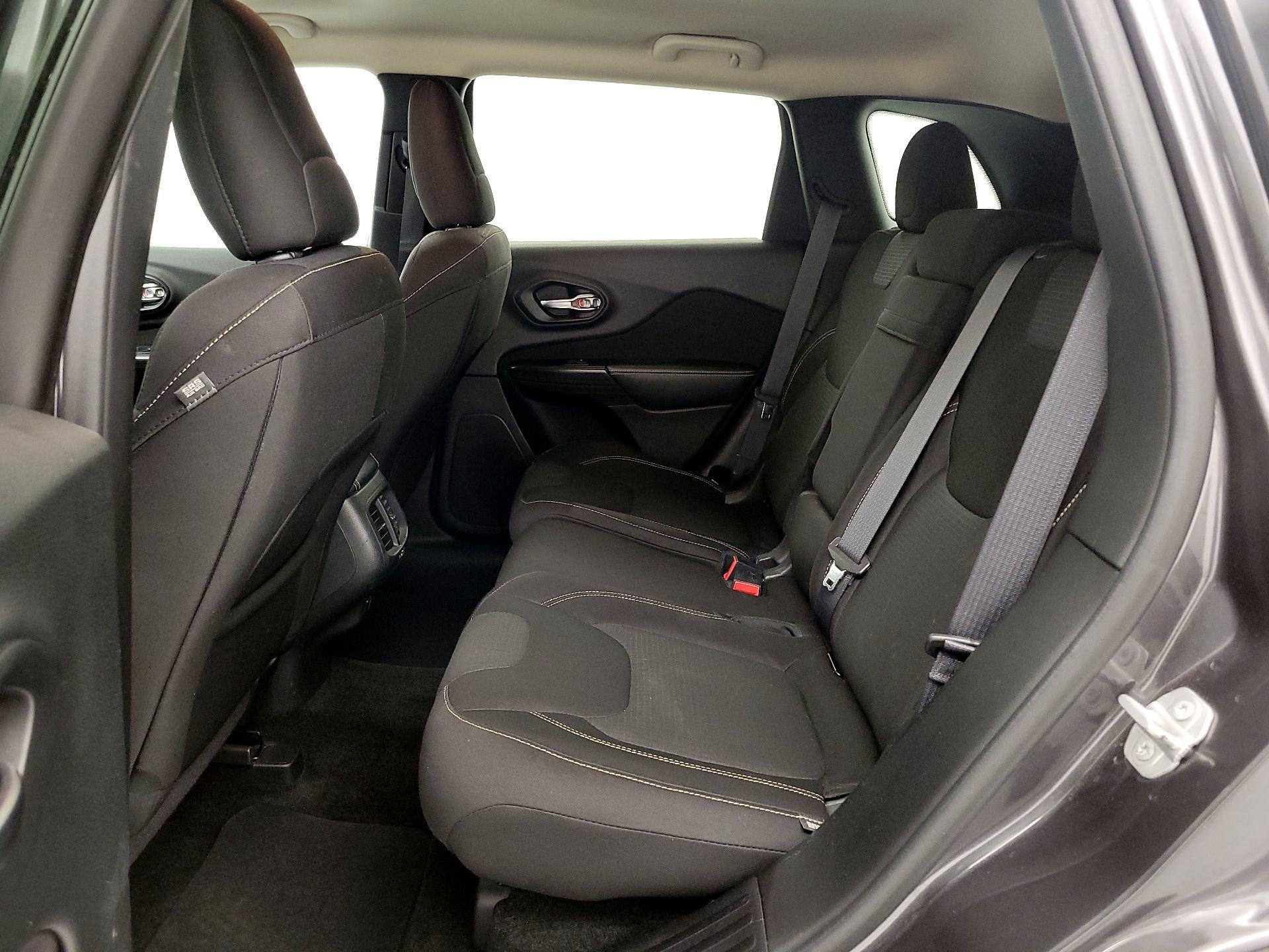 Thumbnail: 2015 Jeep Cherokee - 19