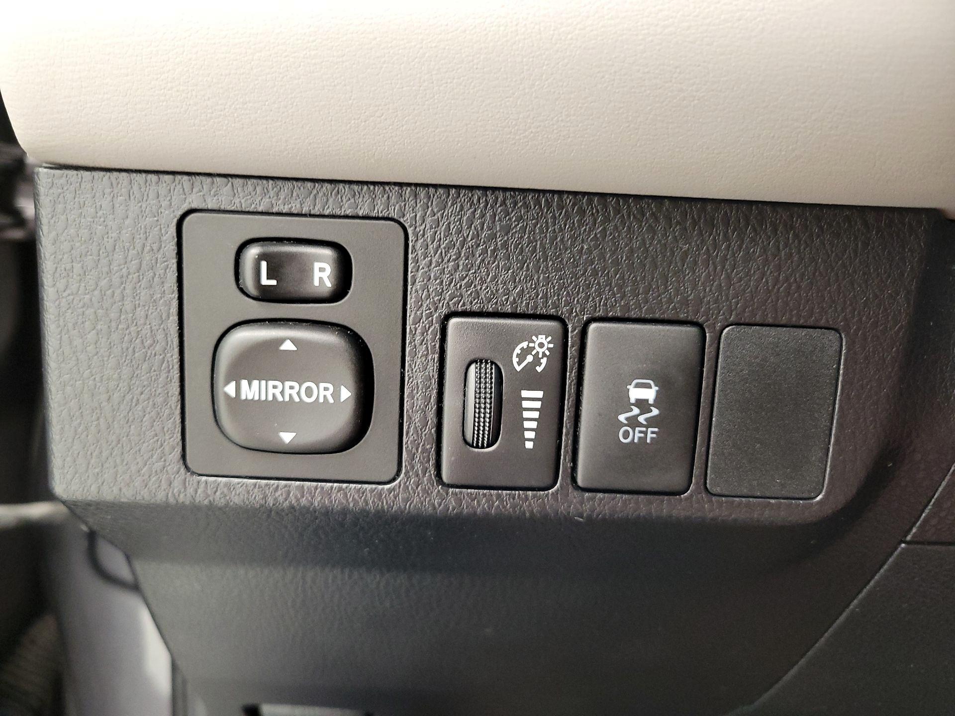 Thumbnail: 2015 Toyota RAV4 - 13