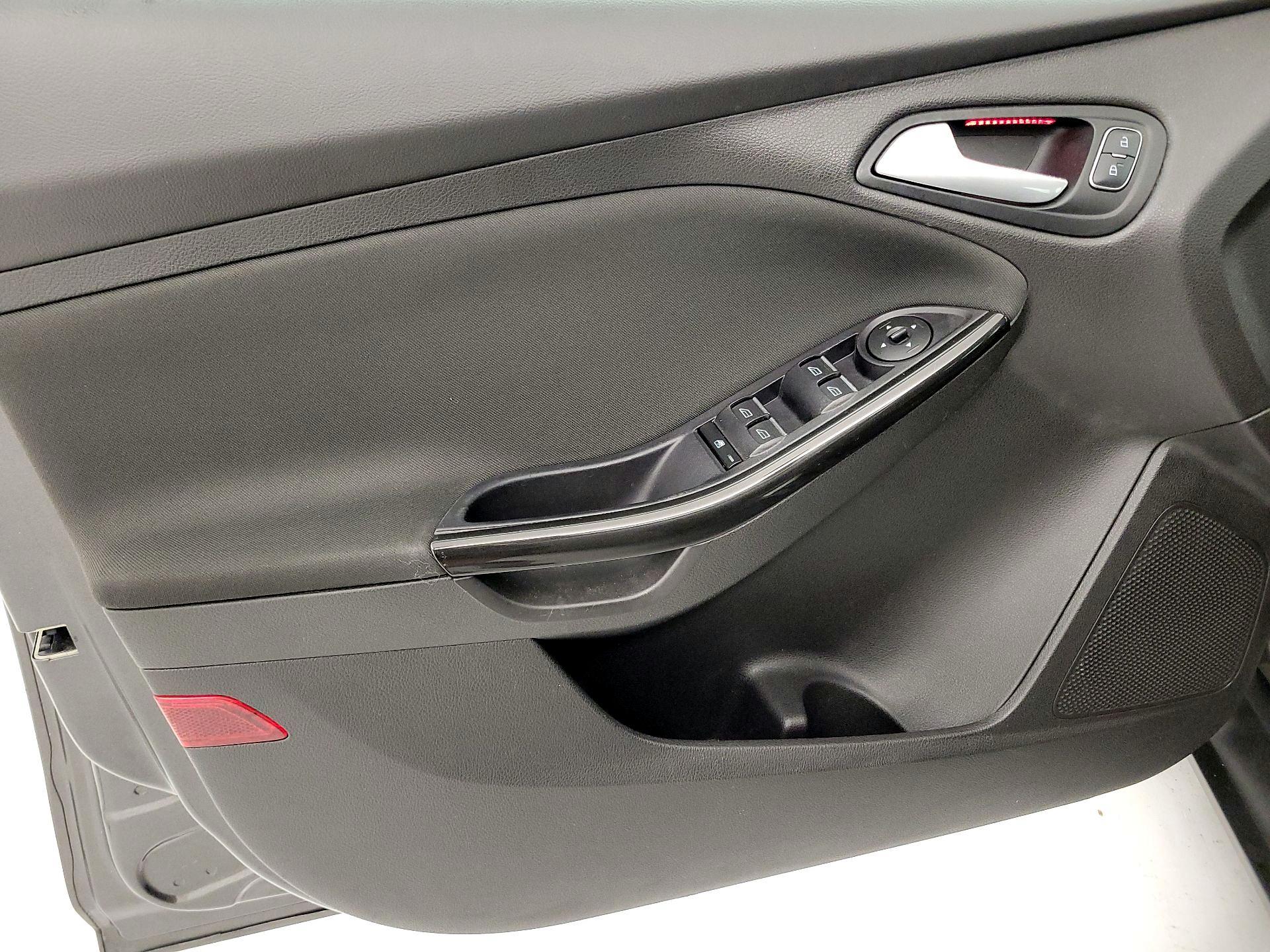 Thumbnail: 2015 Ford Focus - 12