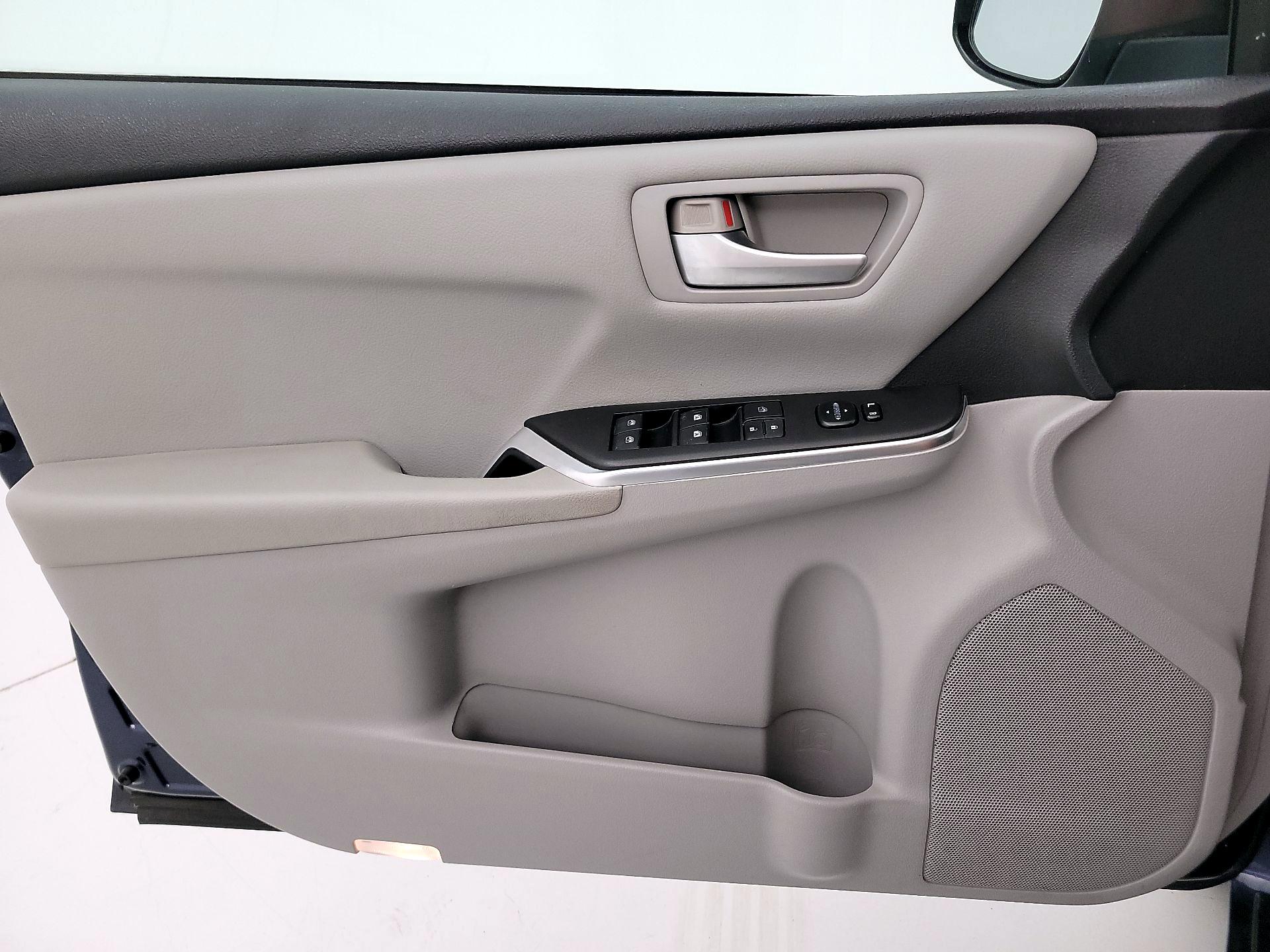 Thumbnail: 2016 Toyota Camry - 12