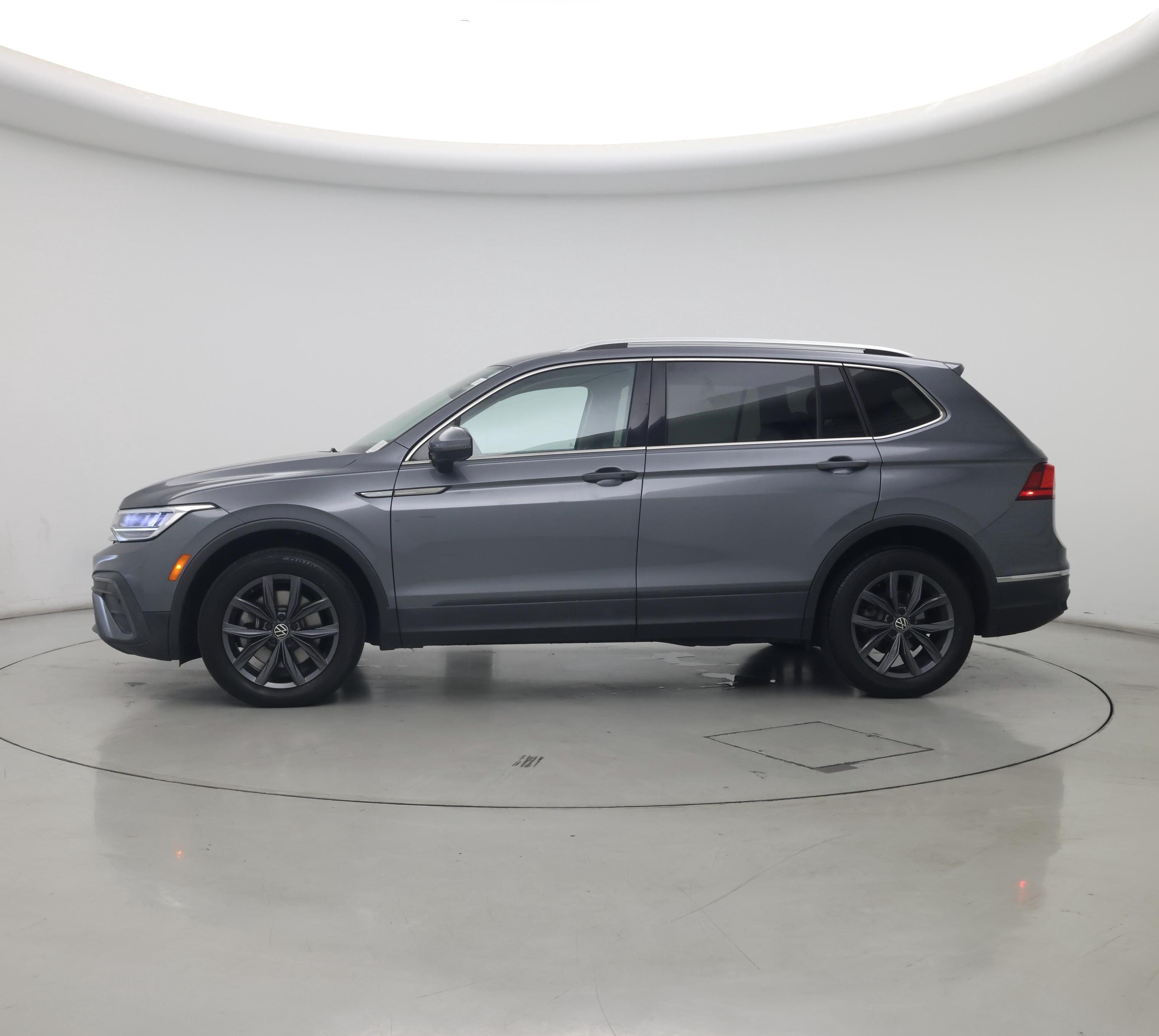 Thumbnail: 2022 Volkswagen Tiguan - 3