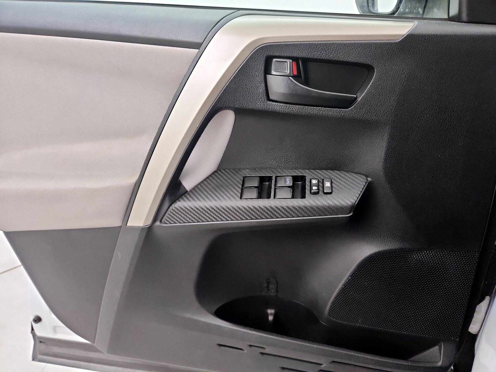 Thumbnail: 2015 Toyota RAV4 - 12
