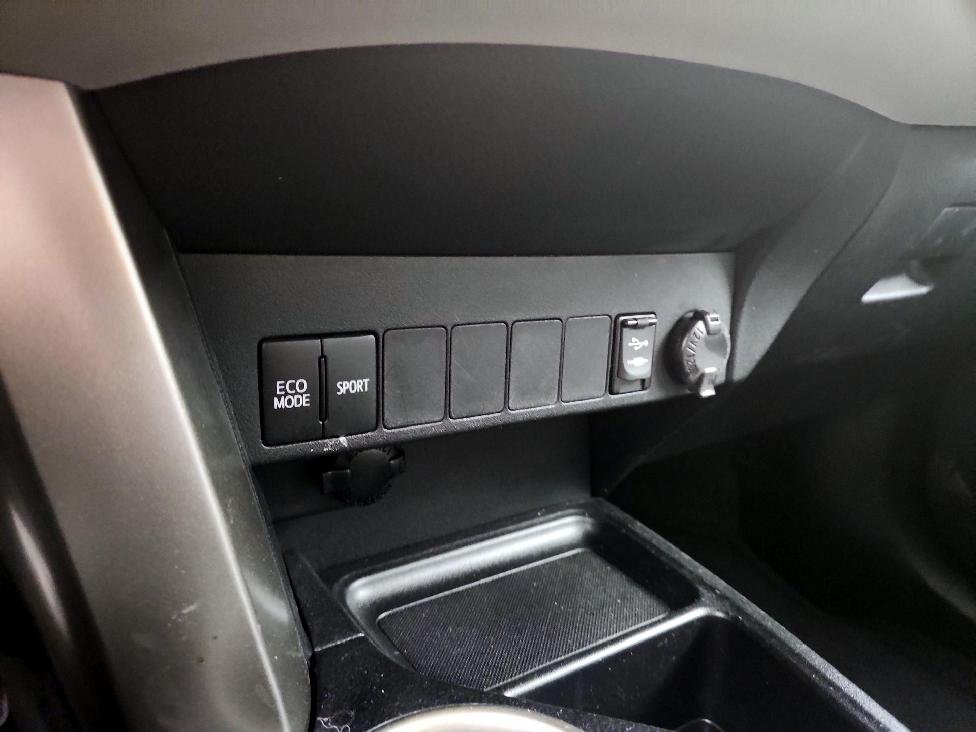 Thumbnail: 2015 Toyota RAV4 - 18