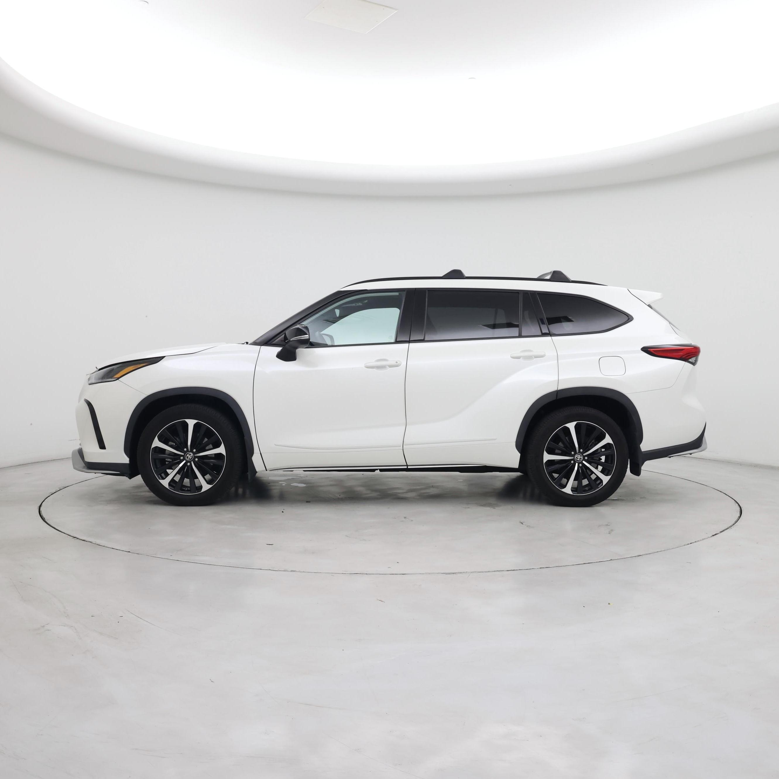 Thumbnail: 2021 Toyota Highlander - 3