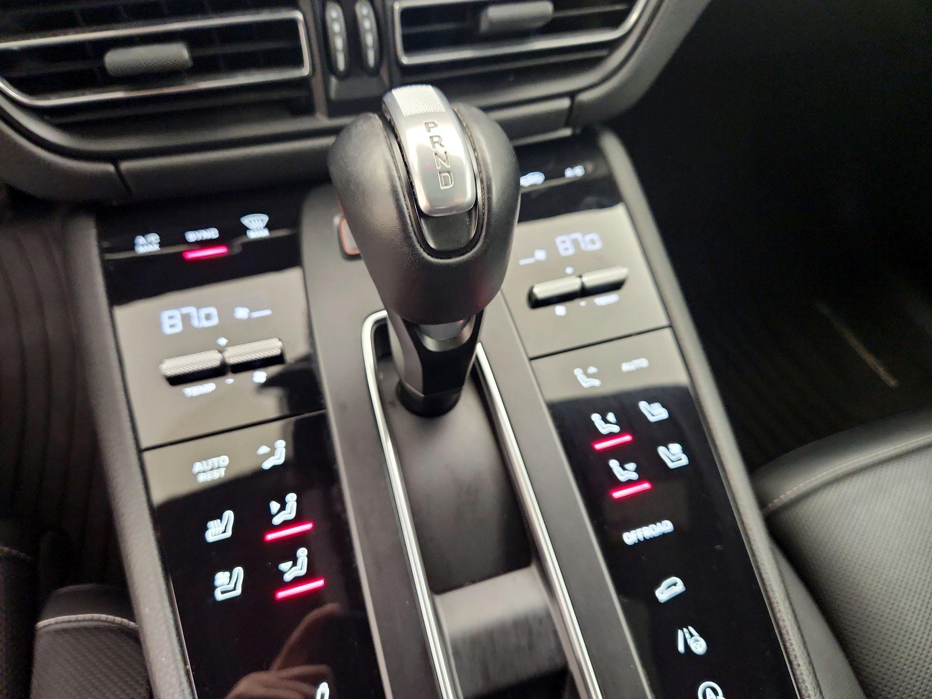 Thumbnail: 2022 Porsche Macan - 18