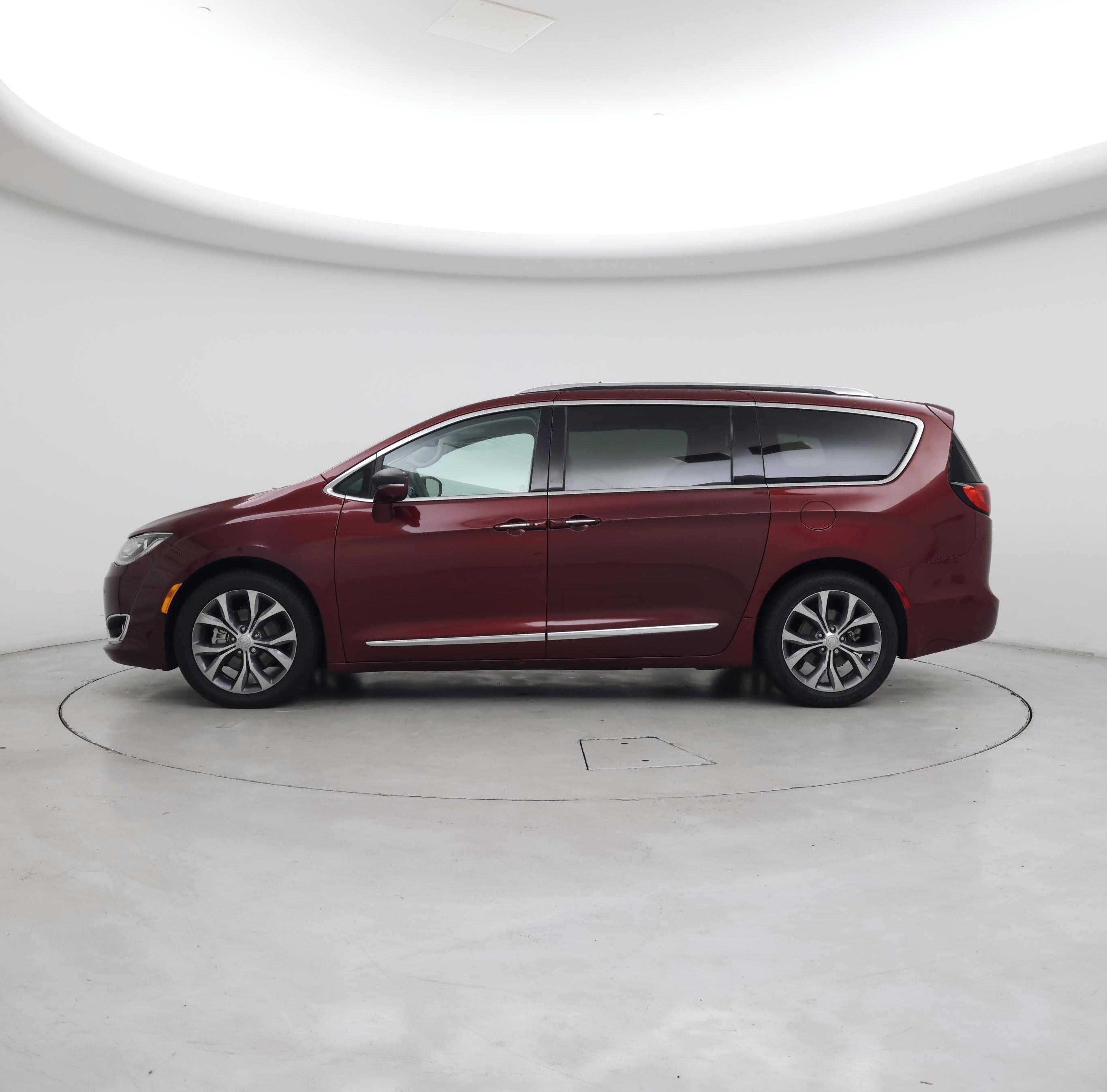 Thumbnail: 2018 Chrysler Pacifica - 3