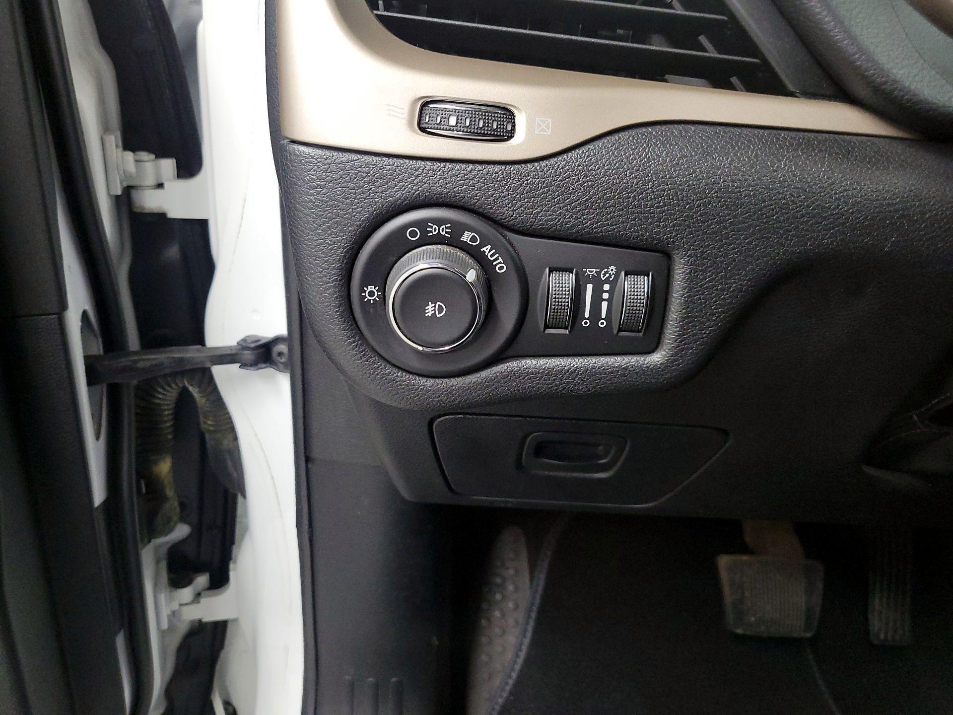 Thumbnail: 2017 Jeep Cherokee - 13