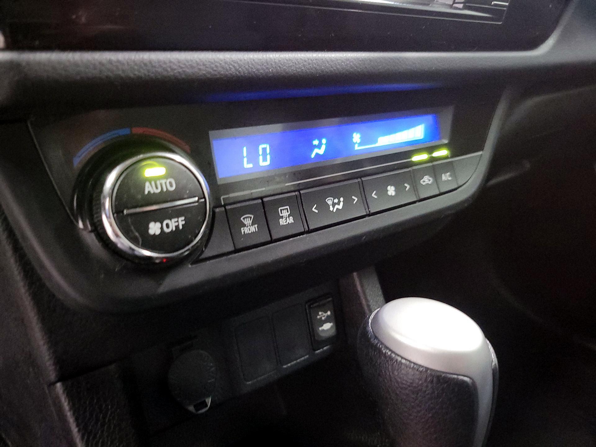 Thumbnail: 2014 Toyota Corolla - 16