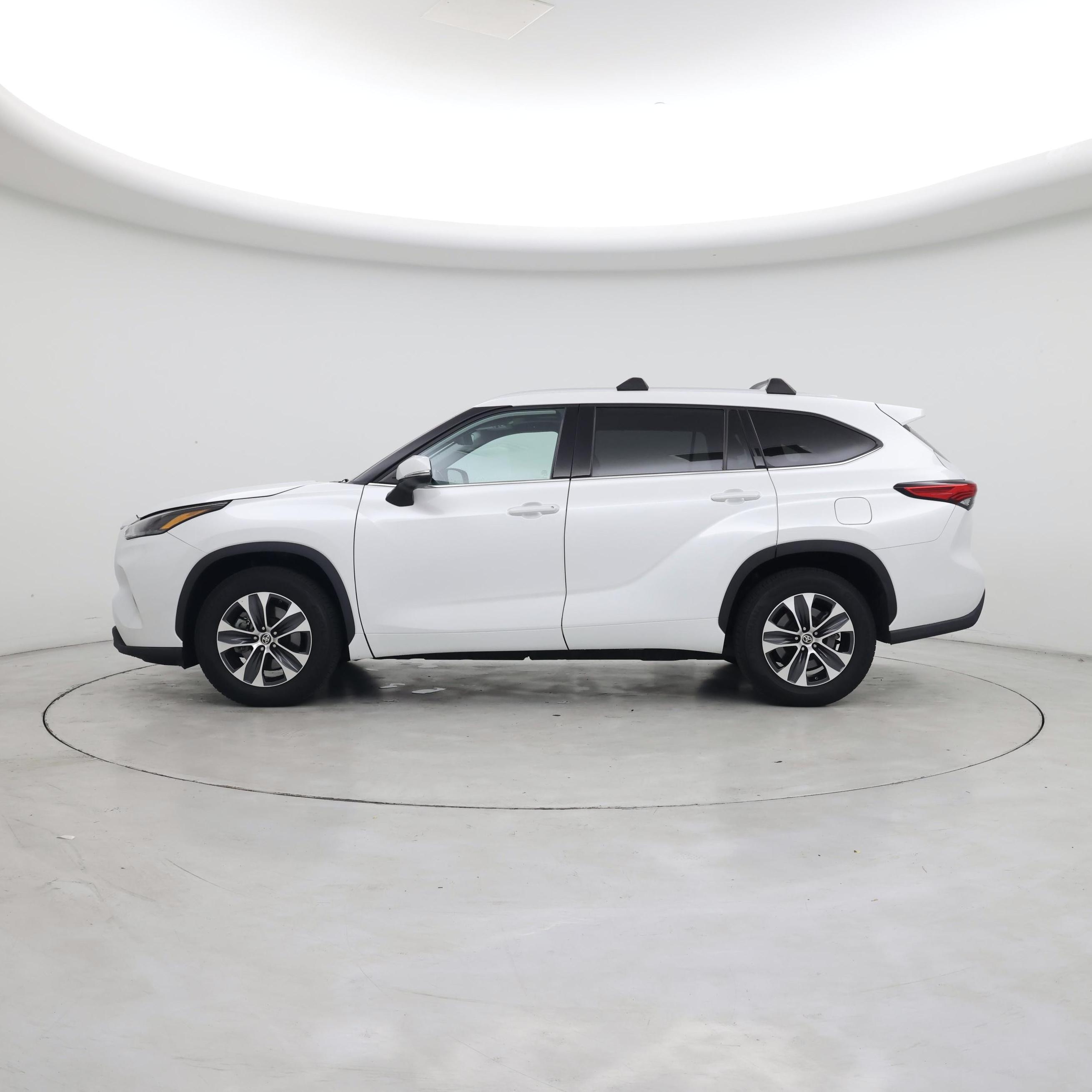 Thumbnail: 2022 Toyota Highlander - 3