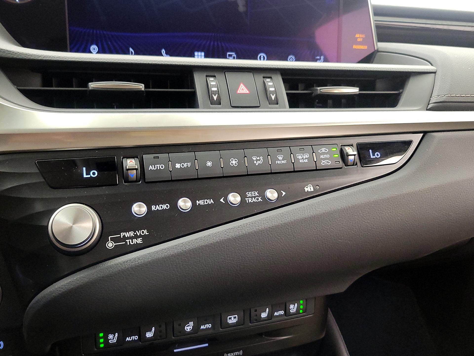 Thumbnail: 2021 Lexus ES - 17