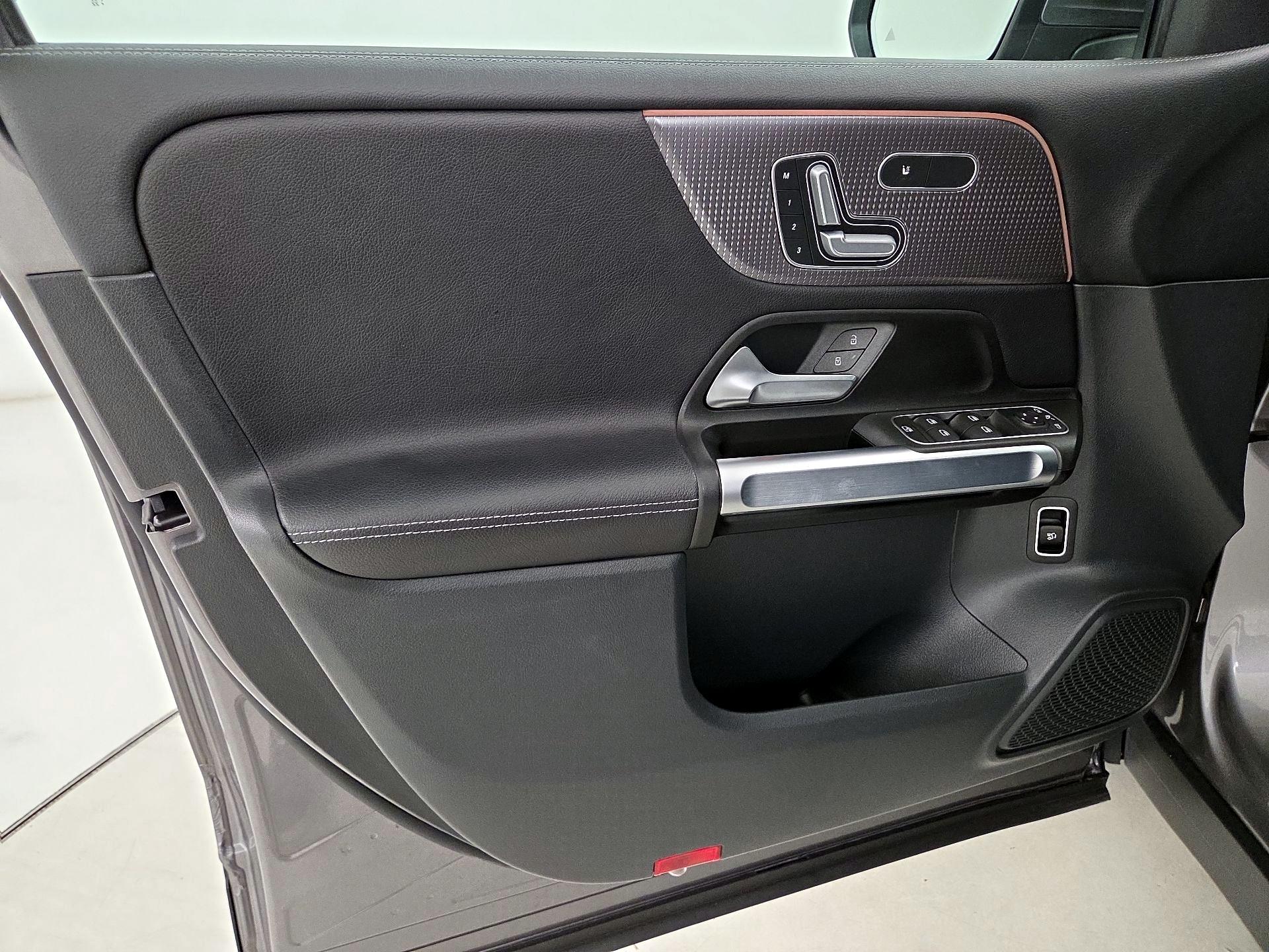 Thumbnail: 2022 Mercedes-Benz GLB - 12