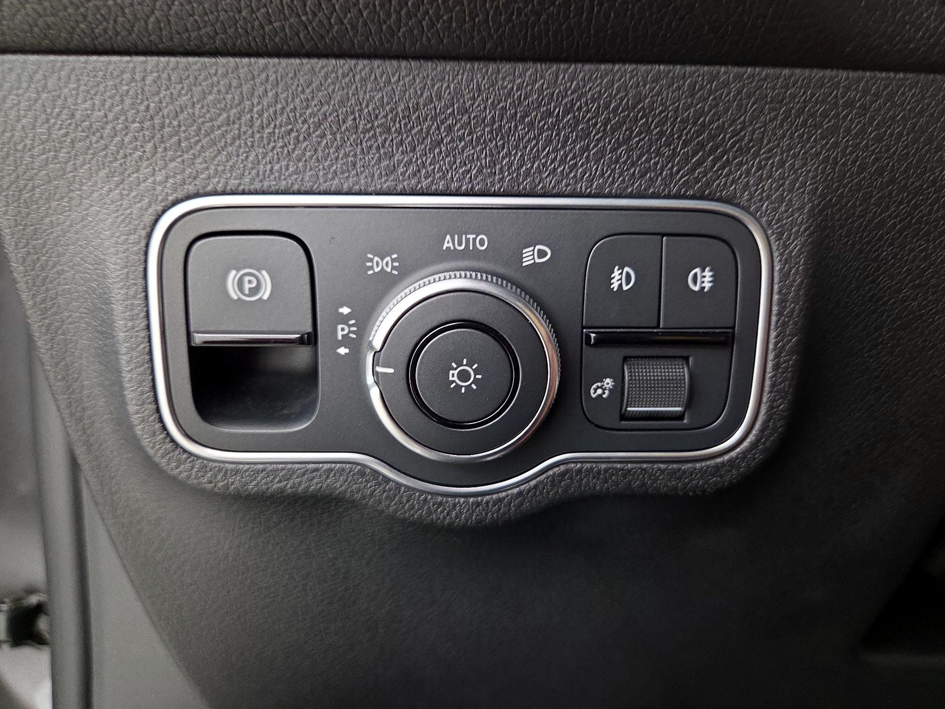 Thumbnail: 2022 Mercedes-Benz GLB - 13