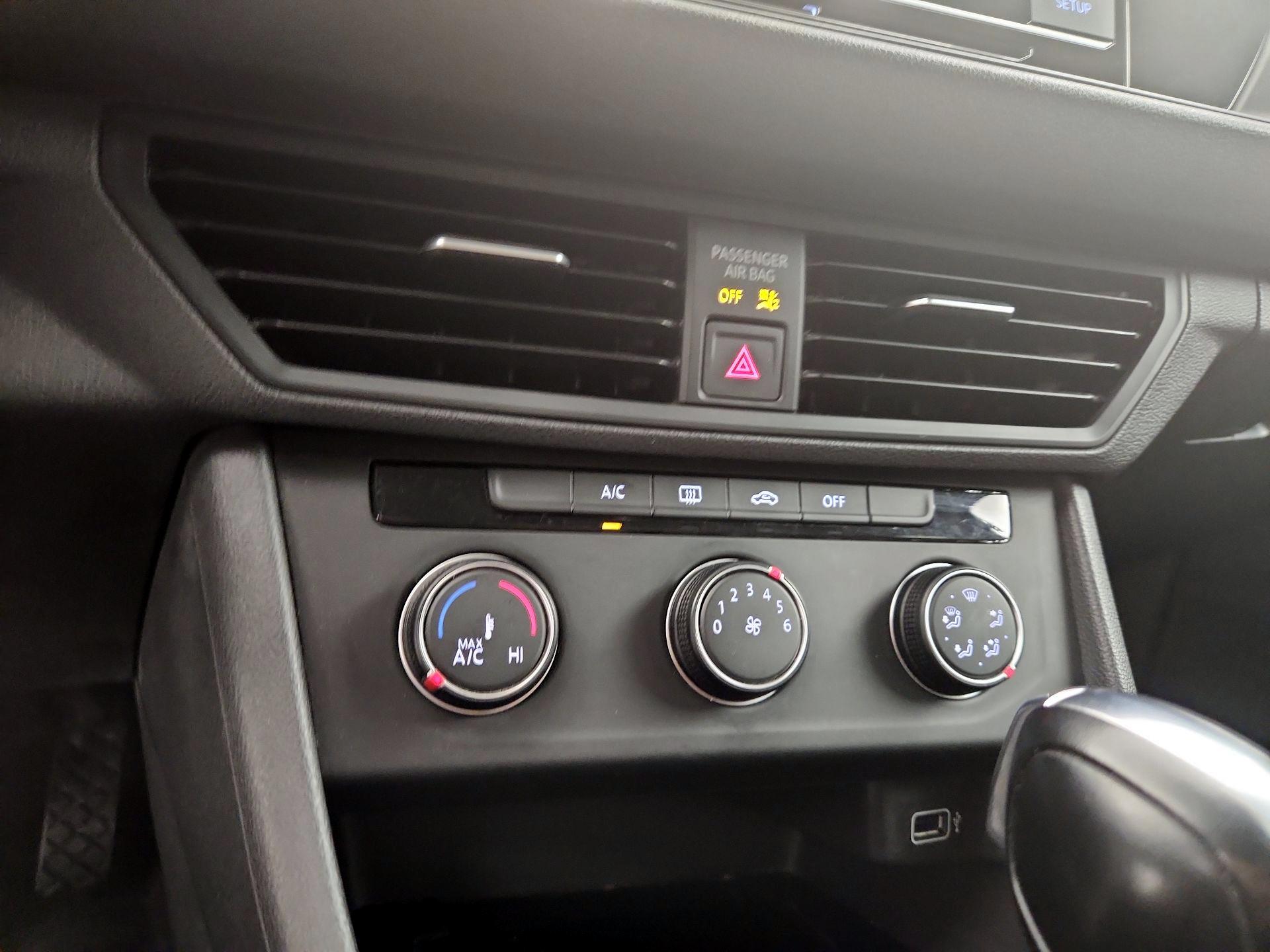 Thumbnail: 2019 Volkswagen Jetta - 16