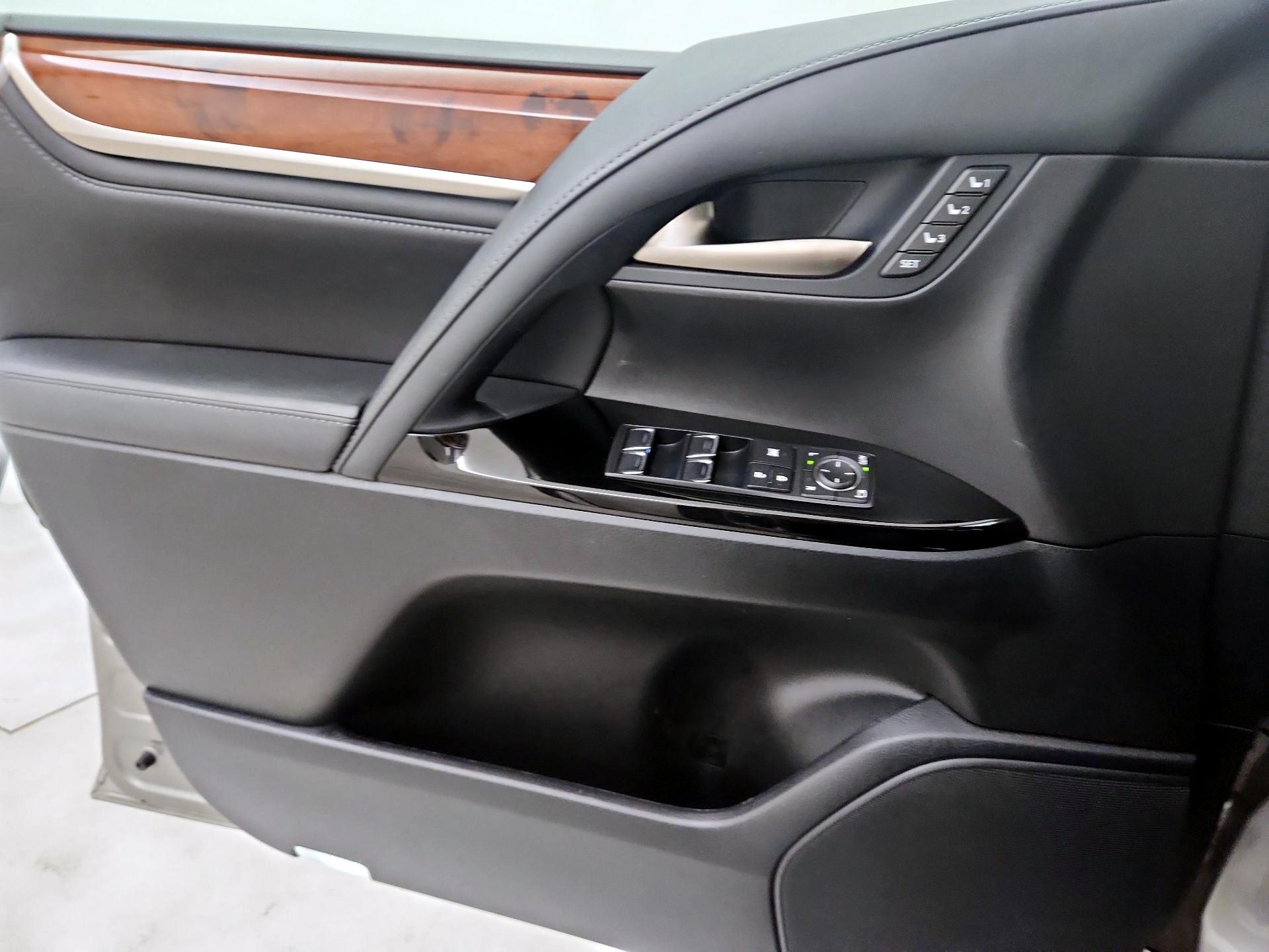 Thumbnail: 2016 Lexus LX - 12