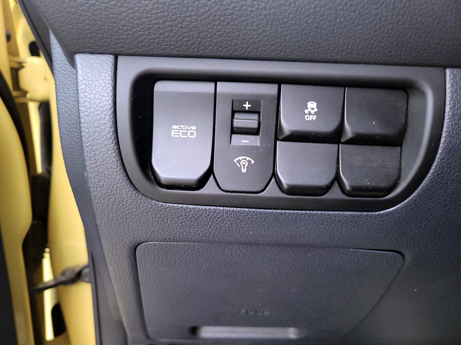 Thumbnail: 2016 Kia Rio - 13