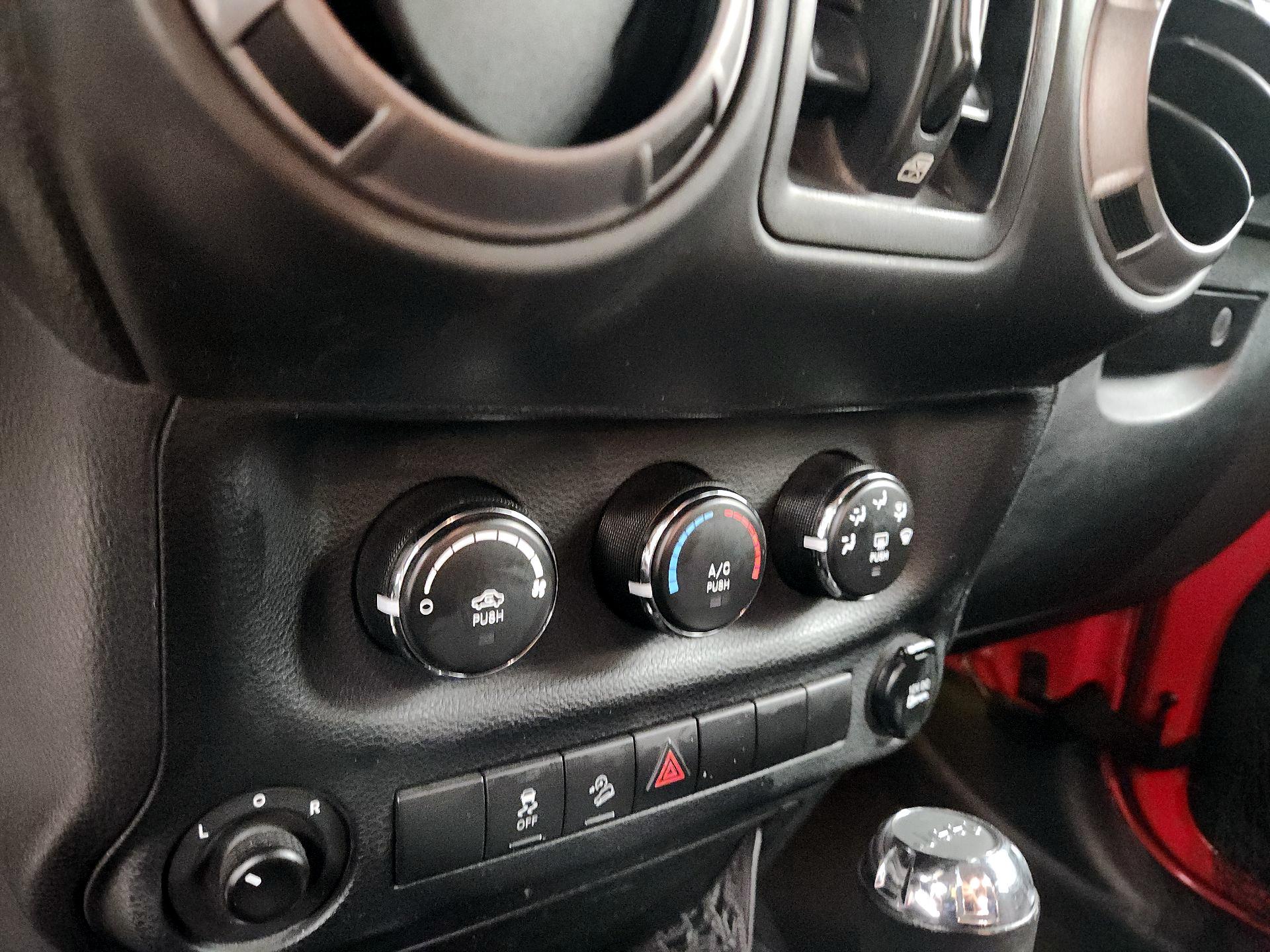 Thumbnail: 2014 Jeep Wrangler - 14