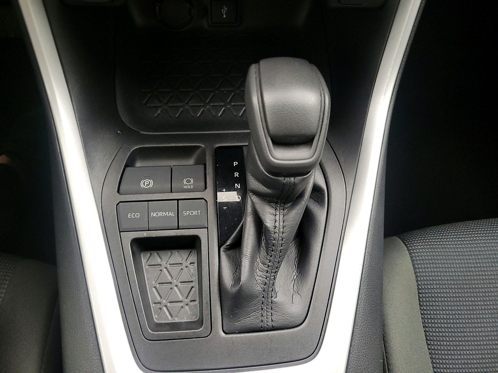 Thumbnail: 2022 Toyota RAV4 - 17