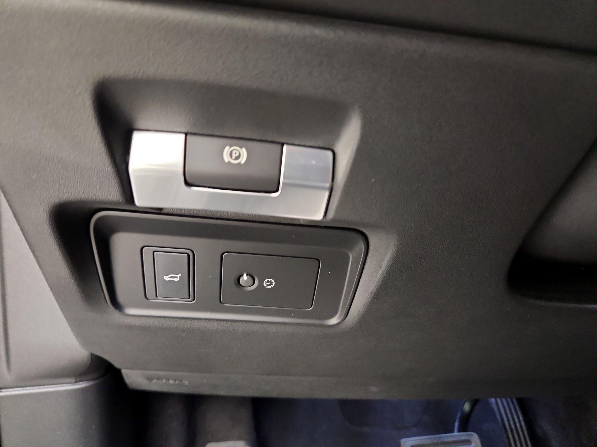 Thumbnail: 2021 Land Rover Discovery Sport - 13