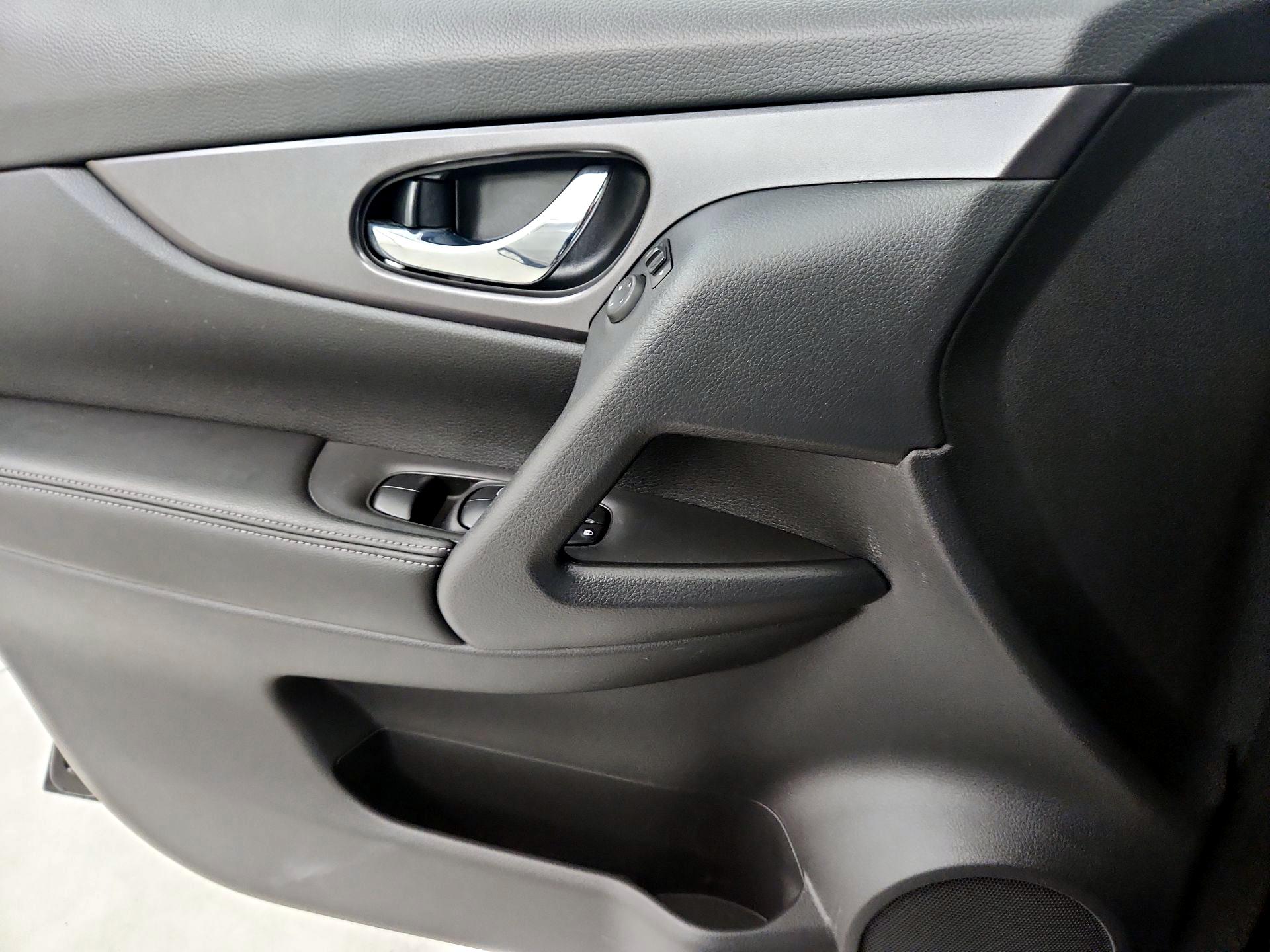 Thumbnail: 2016 Nissan Rogue - 12