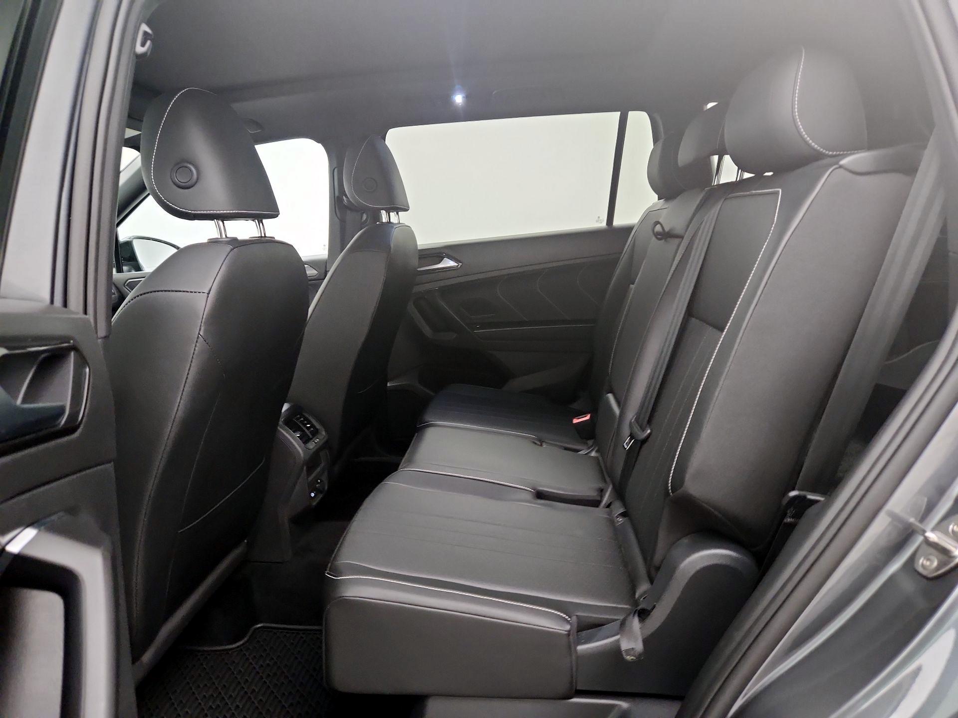 Thumbnail: 2023 Volkswagen Tiguan - 19