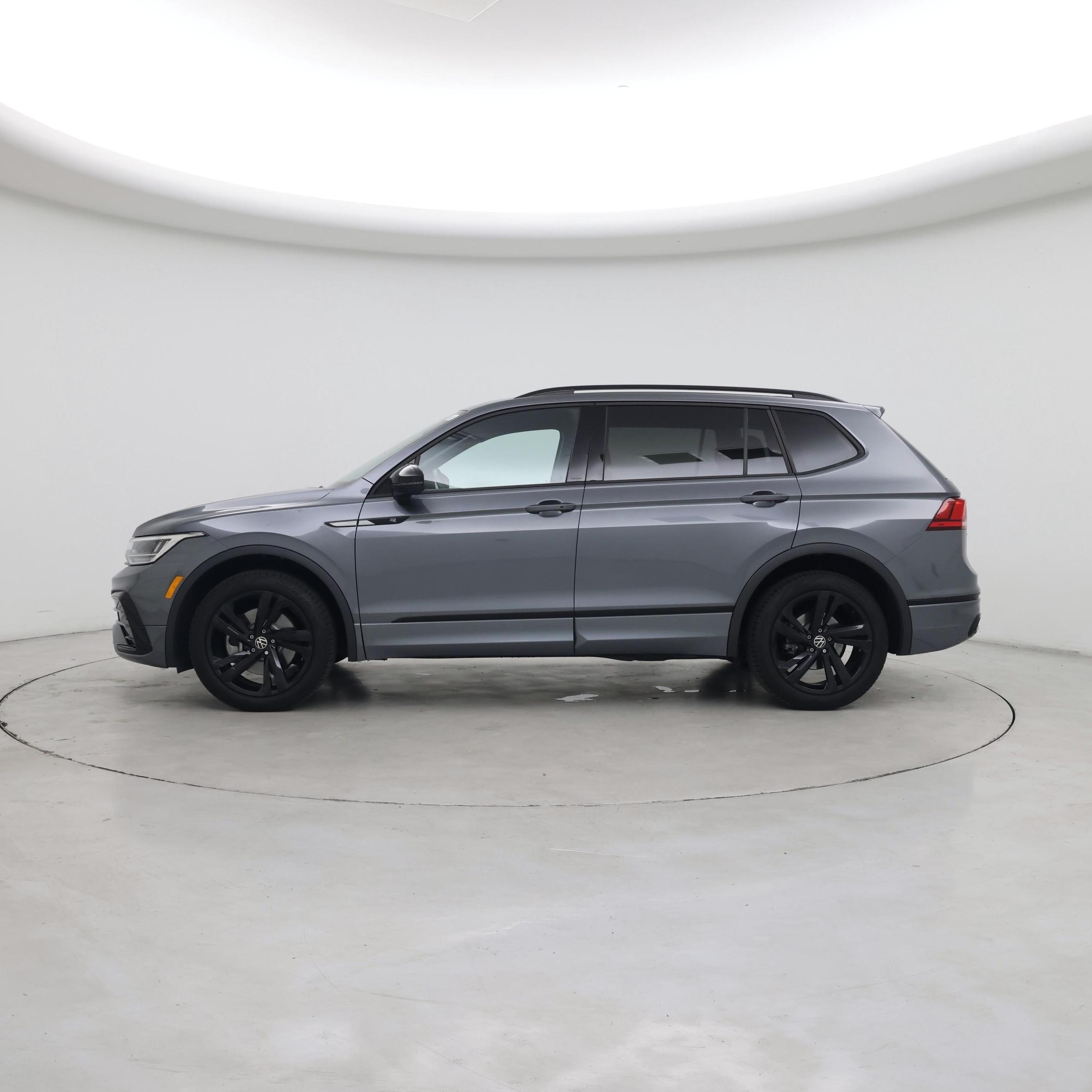 Thumbnail: 2023 Volkswagen Tiguan - 3