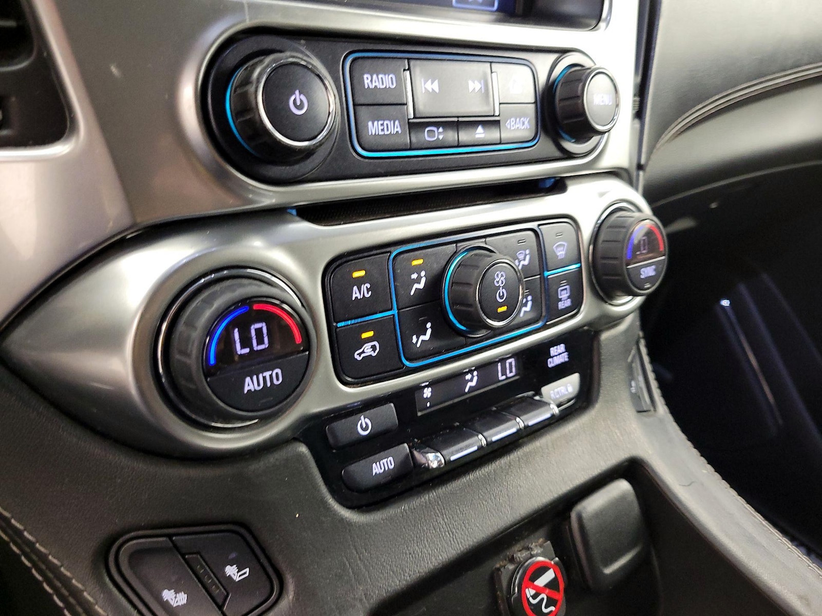 2019 Chevrolet Suburban LT - Photo 17