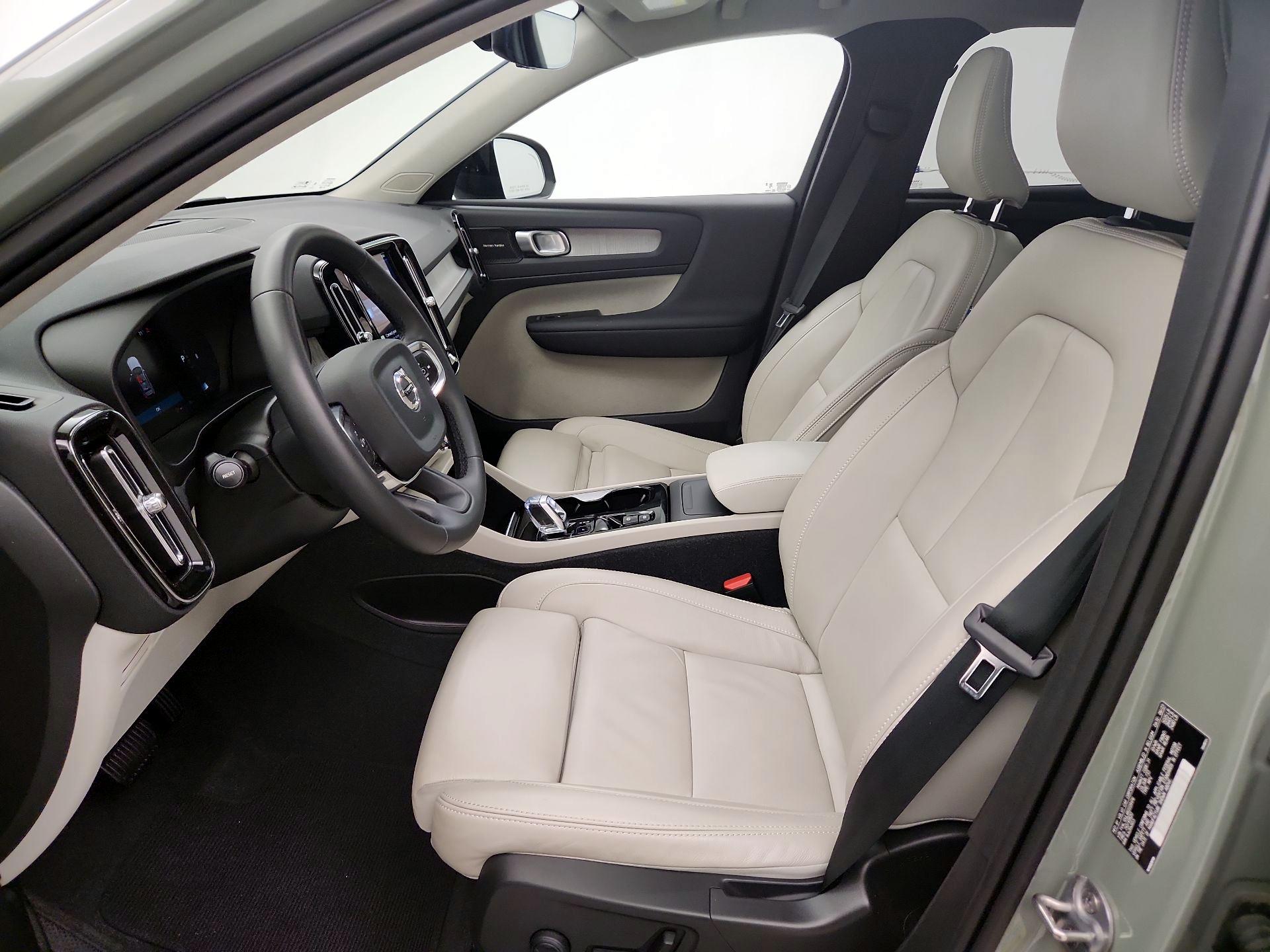 Thumbnail: 2024 Volvo XC40 - 11