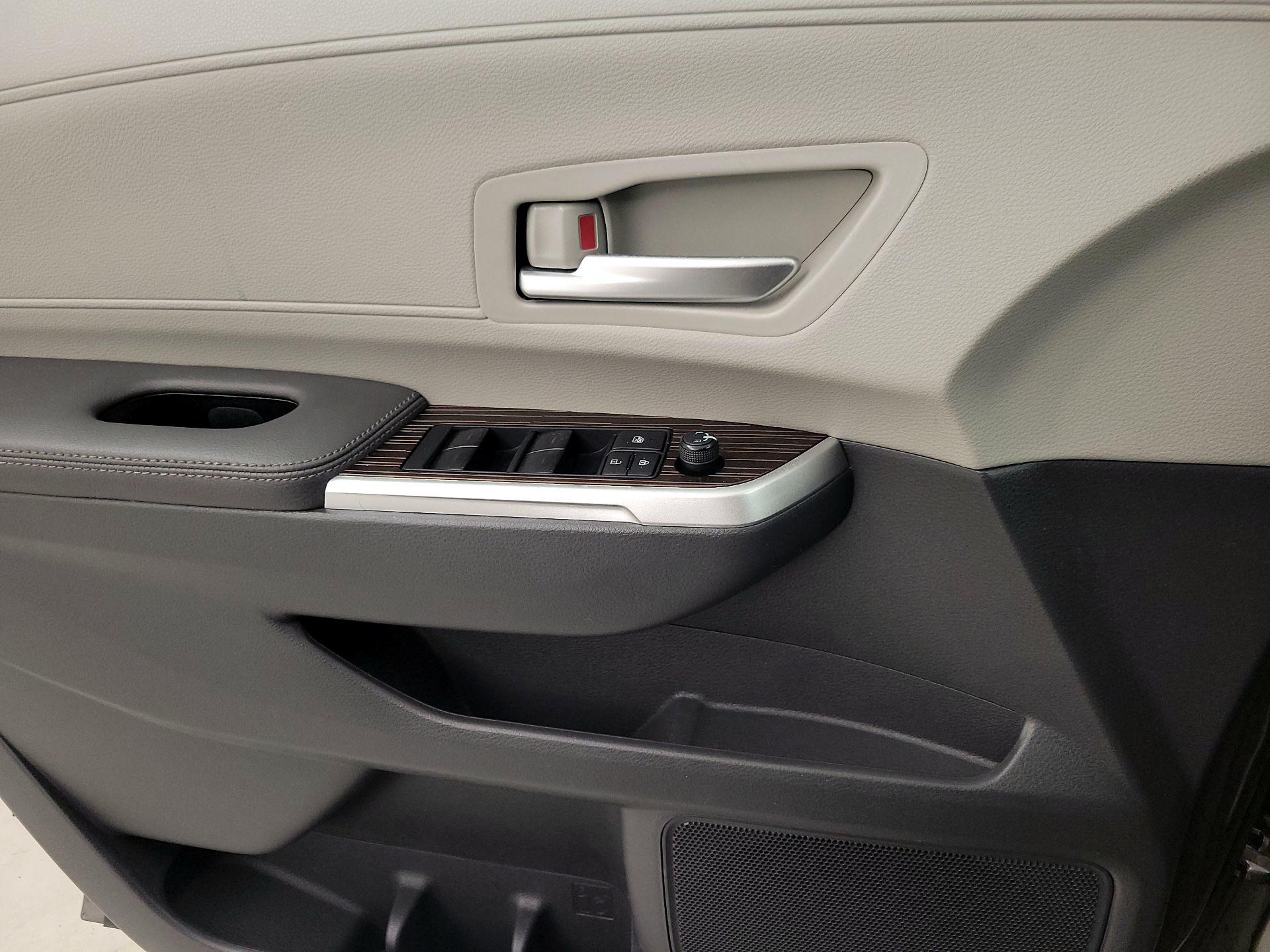 Thumbnail: 2022 Toyota Sienna - 12